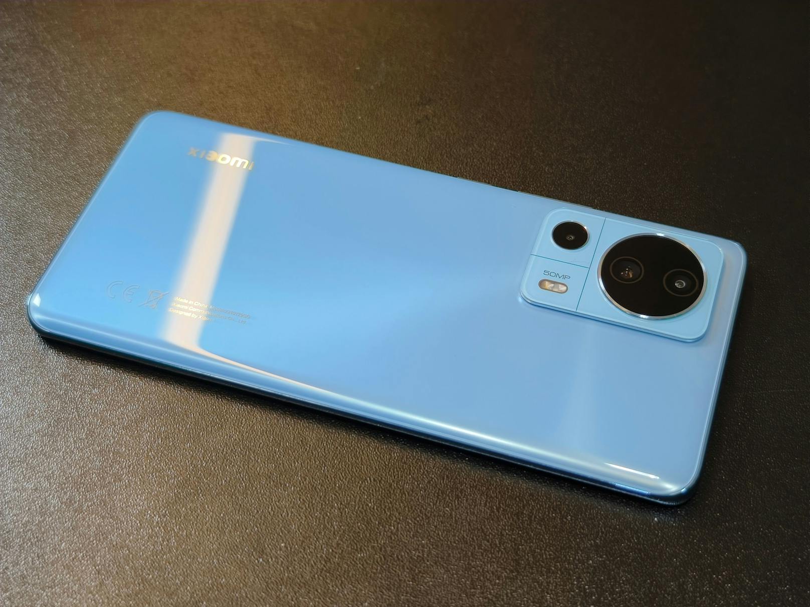 Xiaomi 13 Lite im Test – der neue Star der Selfie-Fans kommt in den Farben Blau (im Bild), Pink und Schwarz in den Handel.