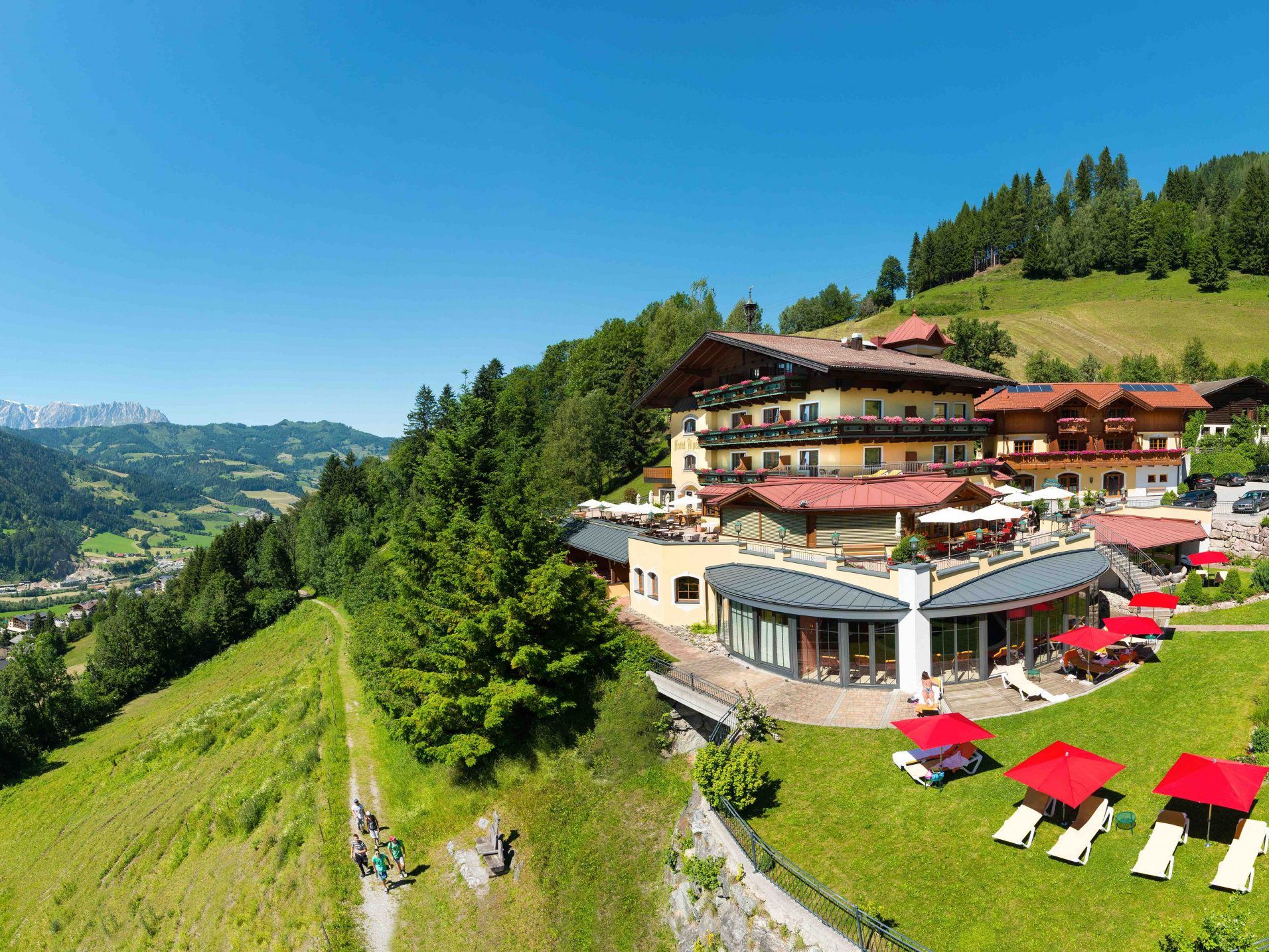 Das <a href="https://www.gut-berg.com/">****superior Gut Berg Naturhotel</a>&nbsp;befindet sich auf einem Sonnenplateau in den Salzburger Bergen.