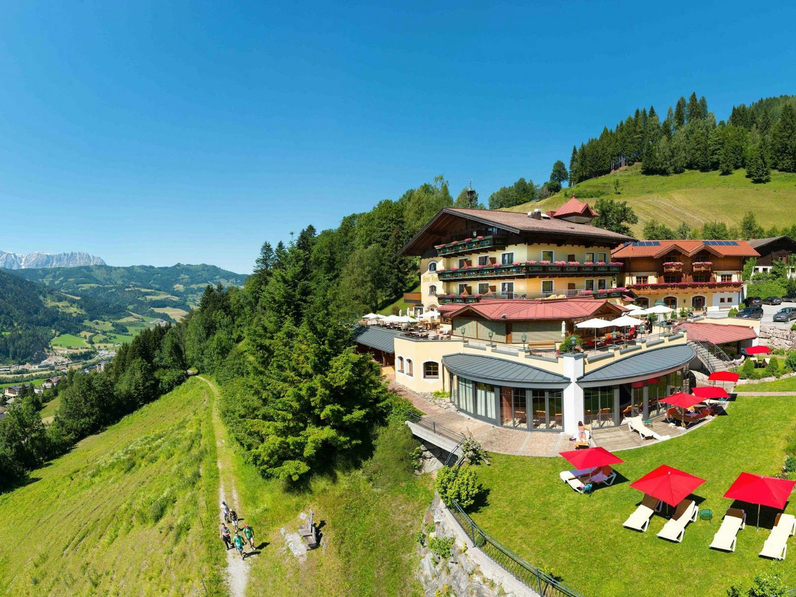 Das ****superior Gut Berg Naturhotel liegt auf einem Sonnenplateau mitten in den Salzburger Bergern, fernab von Trubel und großer Straßen.&nbsp;