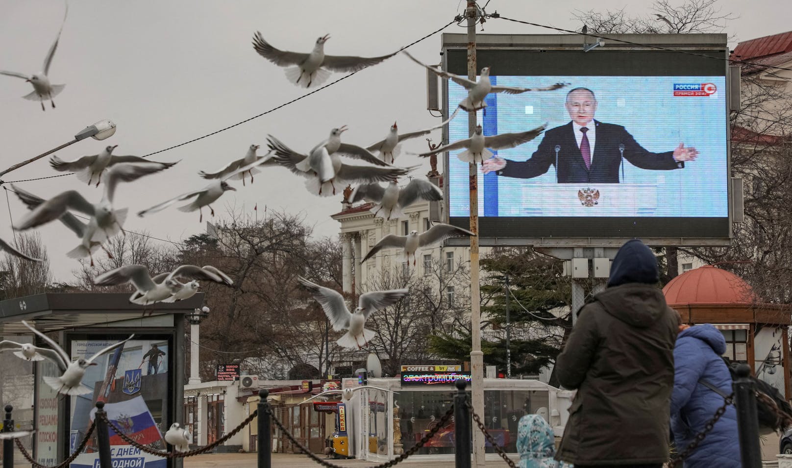Übertragung von Wladimir Putin bei seiner Jahresrede auf einen Bildschirm in Sewastopol auf der Krim.