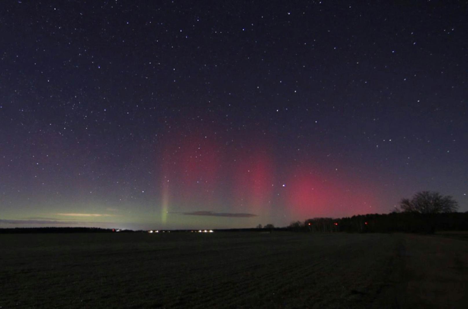 Seltene rote Polarlichter tanzten plötzlich über den Himmel Norddeutschlands. Die beiden Bilder stammen aus der Gegend um Rathenow etwa 80 km westlich von Berlin.
