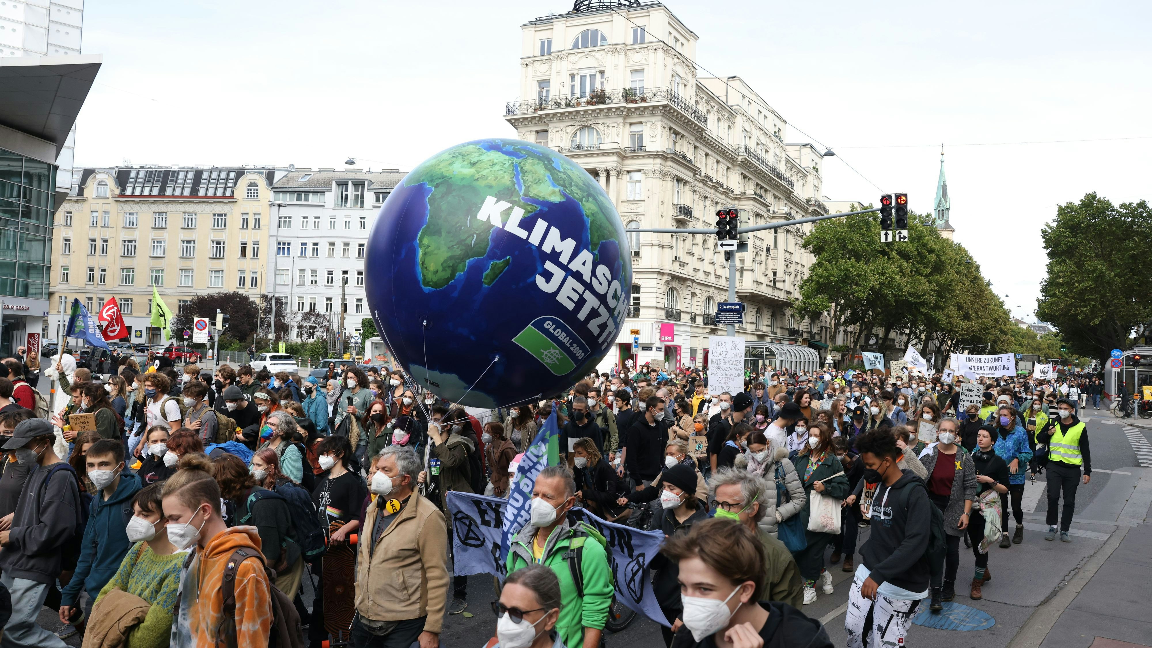"Fridays for Future" hat einen fixen Termin: Freitags wird für das Klima demonstriert. Einige Lehrer fordern jetzt, die Teilnahme an Klimastreiks solle zu einer schulbezogenen Veranstaltung für alle erklärt werden