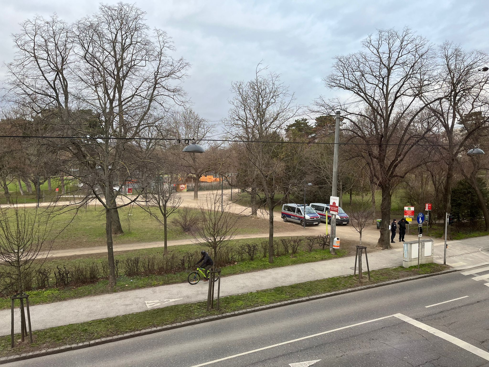 Weil der Verdacht besteht, dass sich im Erdreich ein Blindgänger befindet, kommt es zu einem Einsatz der Polizei.