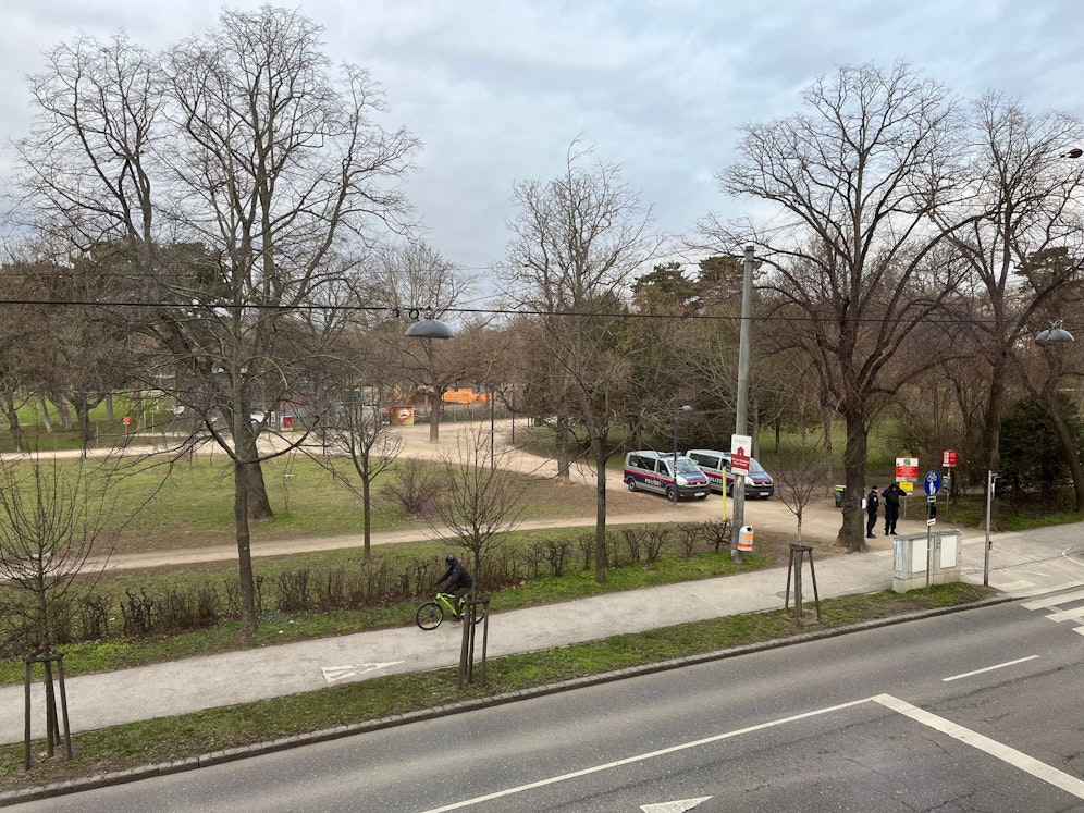 Weil der Verdacht besteht, dass sich im Erdreich ein Blindgänger befindet, kommt es zu einem Einsatz der Polizei.