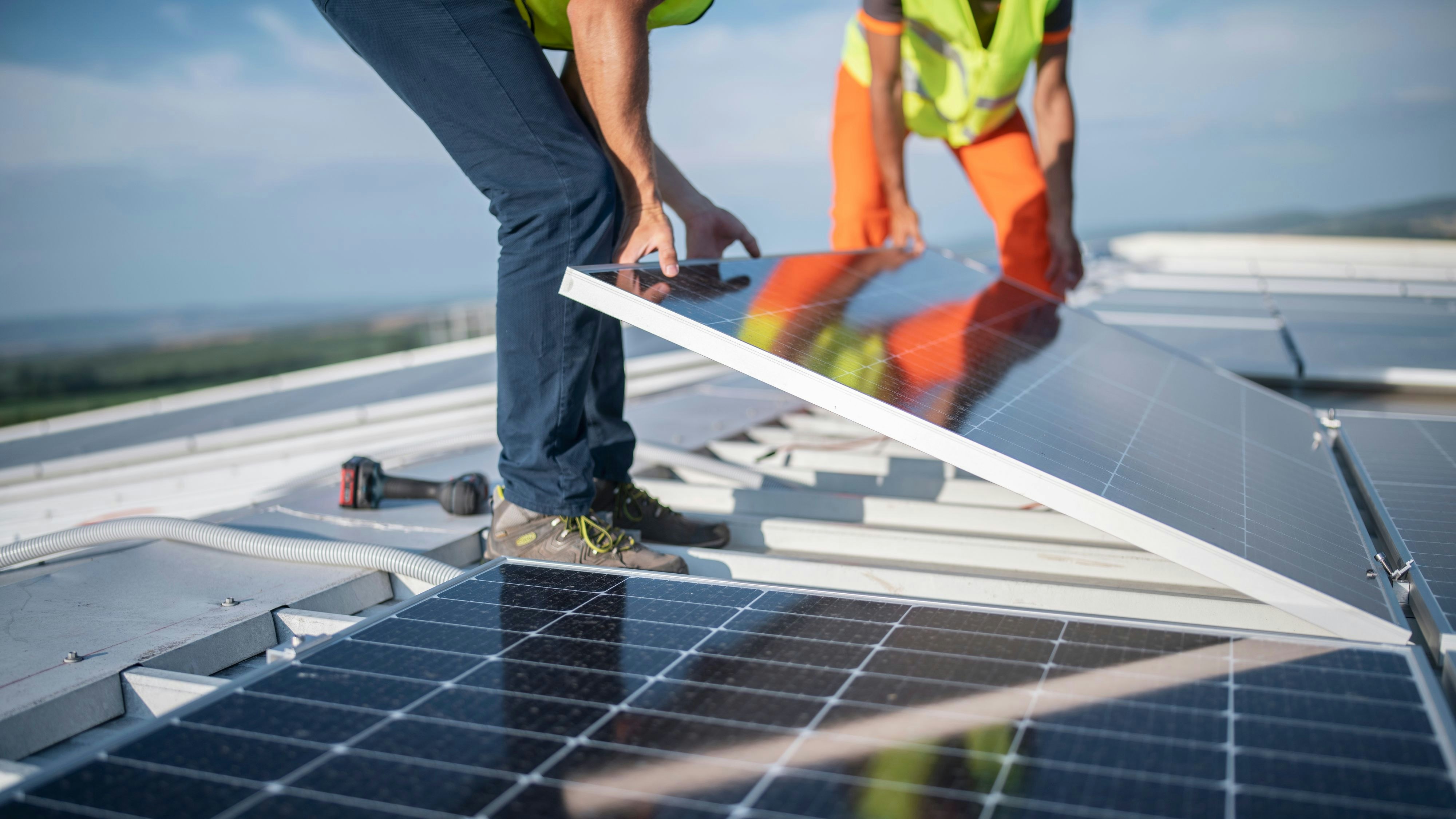 Die Beschuldigten nahmen Photovoltaik-Anlagen ab, ohne eine Berechtigung dafür zu haben. Symbolbild. 