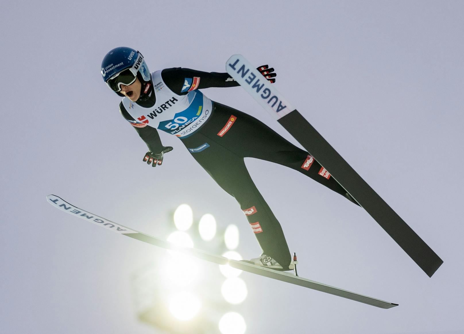 Eva Pinkelnig bei der Skisprung-Qualifikation für den WM-Bewerb auf der Großschanze. 