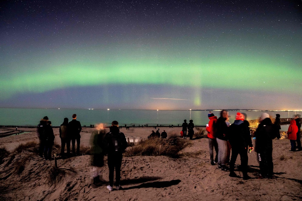 Zahlreiche Schaulustige hatten sich am Strand des dänischen Badeortes Hornbæk versammelt, um das ungewöhnliche Nordlicht-Gewitter zu bestaunen.
