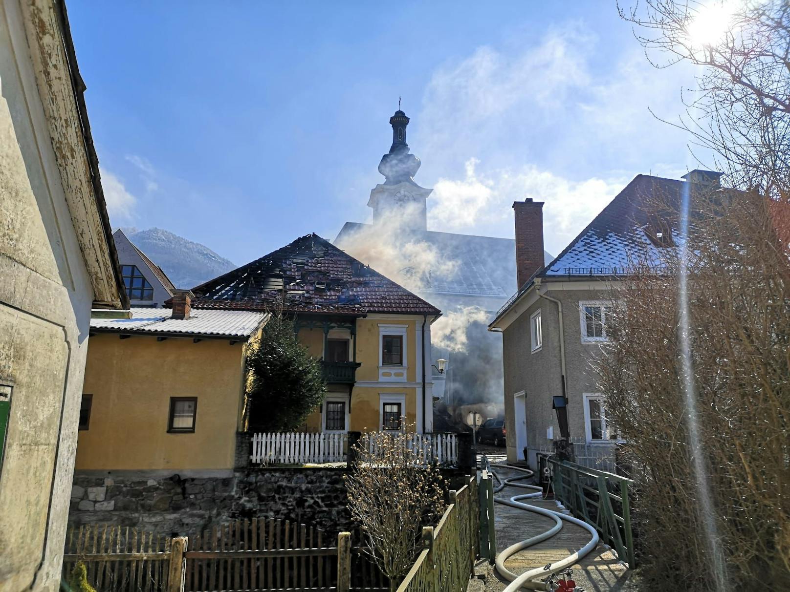 Ein Wohnhaus nahe der Kirche ging in Flammen auf.