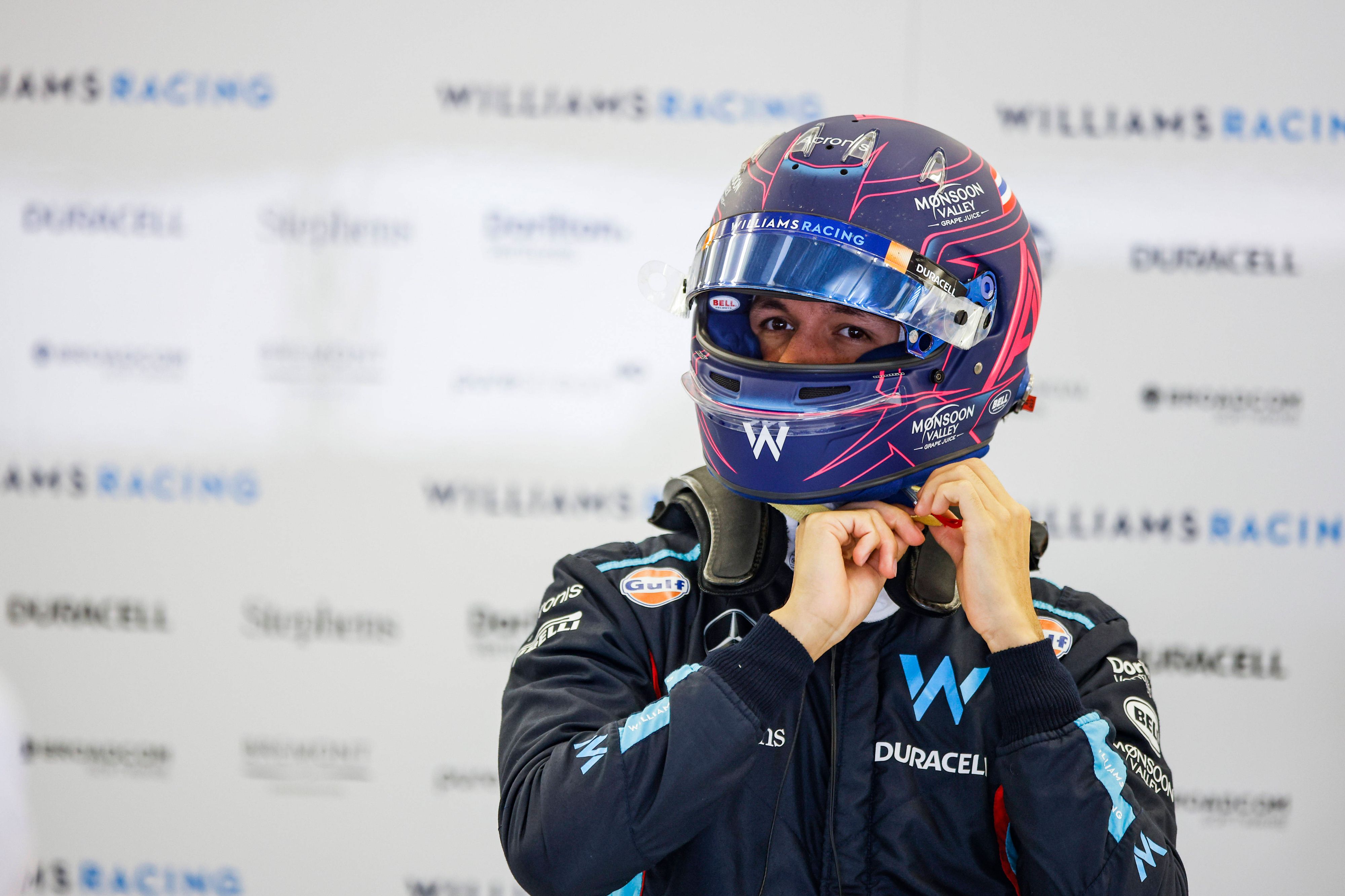 Alexander Albon fuhr 2022 noch mit einem Red-Bull-Sponsoring am Helm, in der kommenden Saison fehlt das Logo allerdings. 