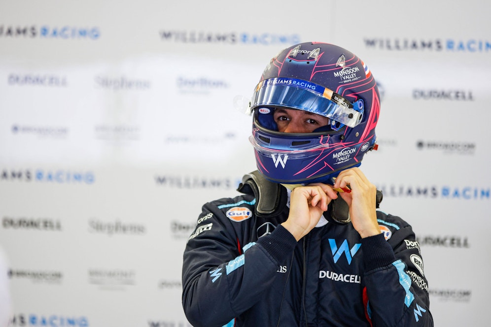 Alexander Albon fuhr 2022 noch mit einem Red-Bull-Sponsoring am Helm, in der kommenden Saison fehlt das Logo allerdings. 