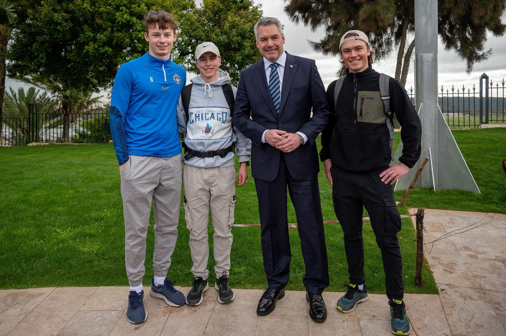 Junge heimische Urlauber fassten sich in Rabat ein Herz und kamen zu einem Treffen mit dem Kanzler.