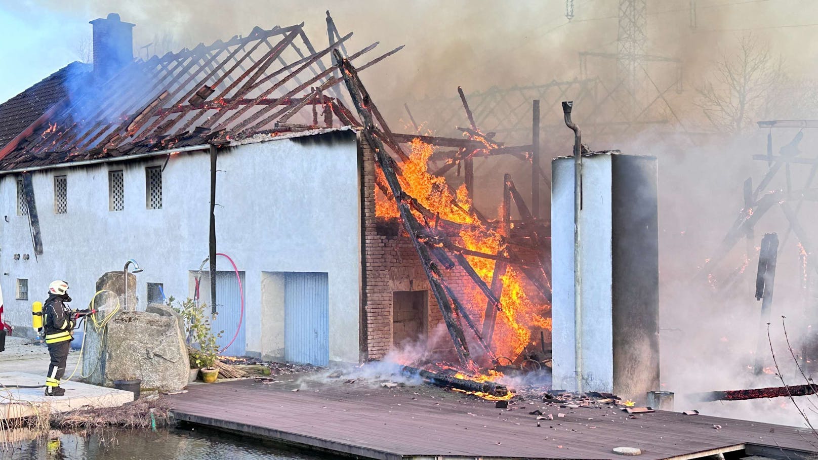 Bauernhof nahe Wieselburg in Flammen