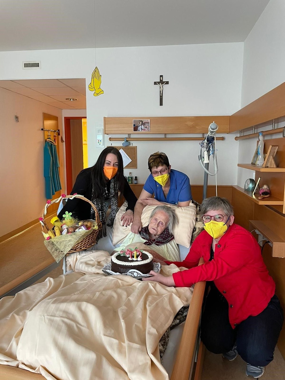 Jubilarin Margarete Tröstl mit den Gratulantinnen Direktorin Maria Wandaller, Pflege- und Betreuungsmanagerin Hildegund Rubicko, Pflege- und Betreuungsleiterin Andrea Wingelhofer