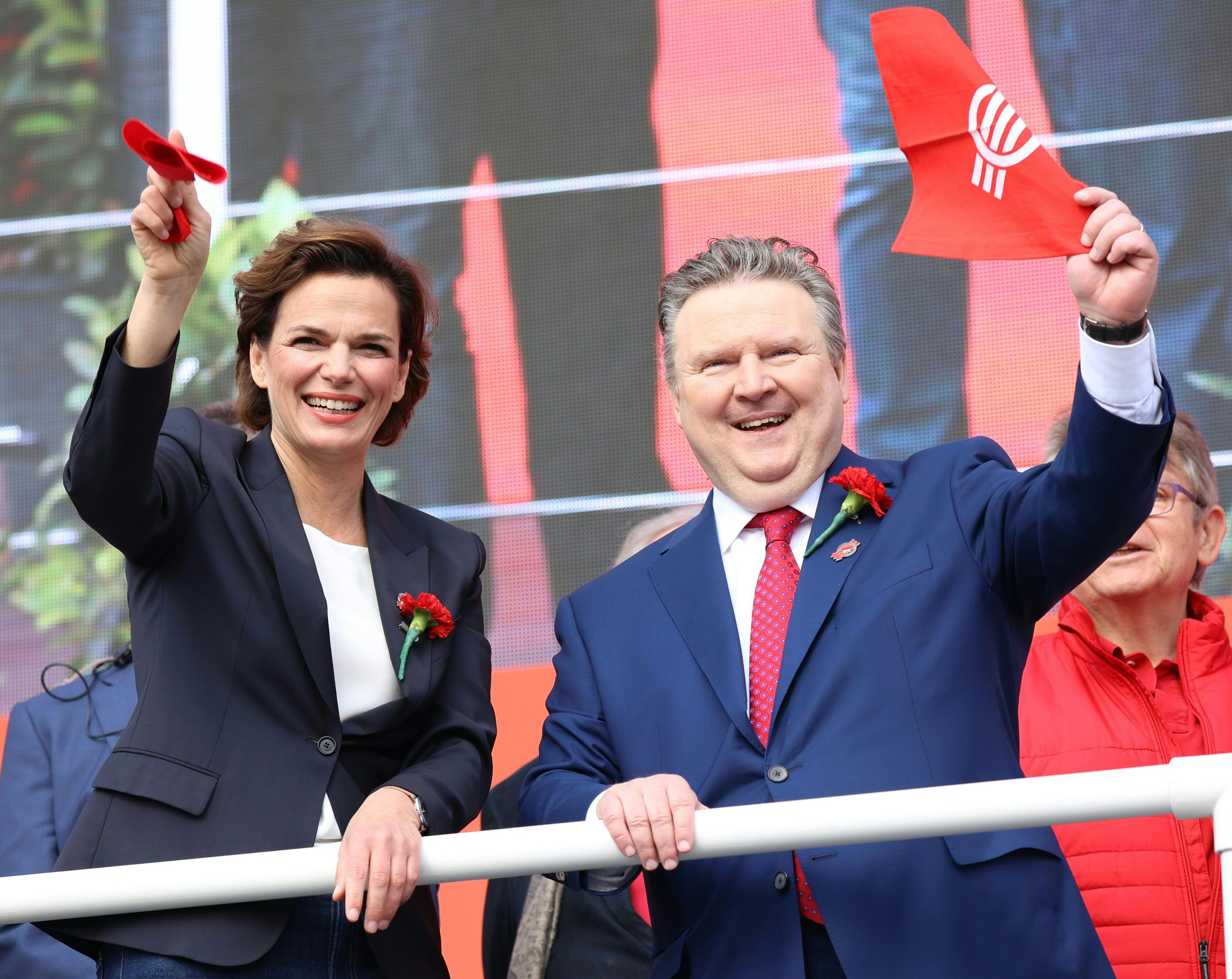 Pamela Rendi-Wagner und Michael Ludwig im Rahmen der 1. Mai- Schlusskundgebung der SPÖ am Wiener Rathausplatz (Archivbild).