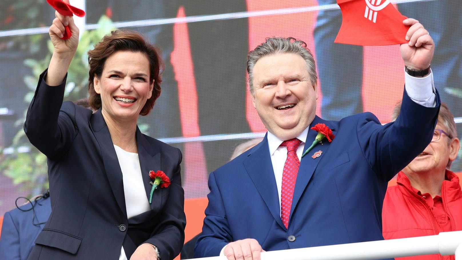 Pamela Rendi-Wagner und Michael Ludwig im Rahmen der 1. Mai- Schlusskundgebung der SPÖ am Wiener Rathausplatz (Archivbild).