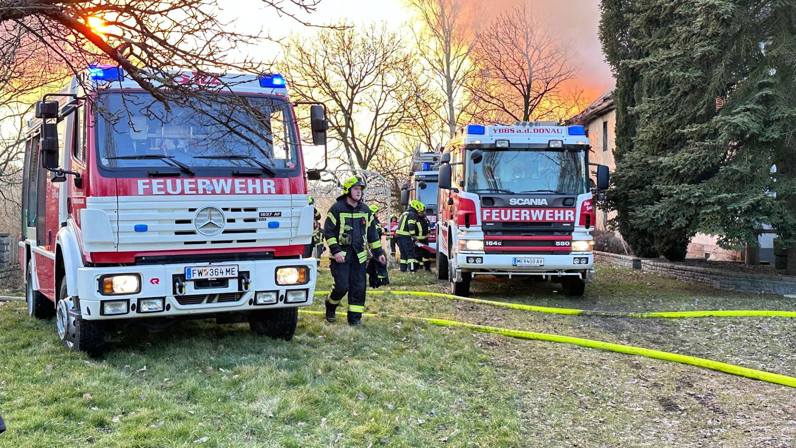 Ein Großaufgebot an Einsatzkräften kämpft nahe Wieselburg gegen die Flammen.