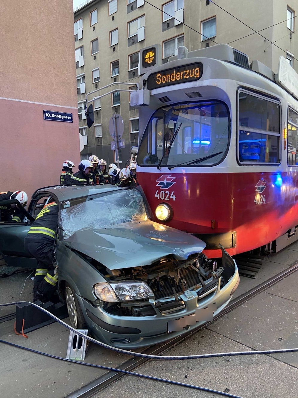 Bei dem Unfall wurden mehrere Personen verletzt.