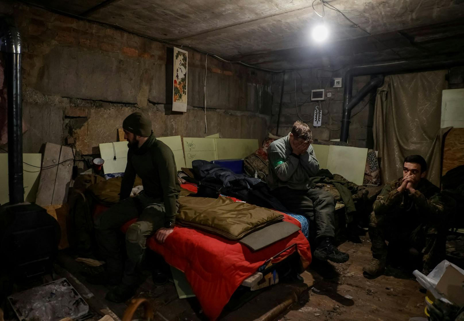 Ukrainische Soldaten in Bachmut: Der Horror des Kampfes lässt die jungen Männer auch in den wenigen Erholungspausen sichtlich nicht los.&nbsp;