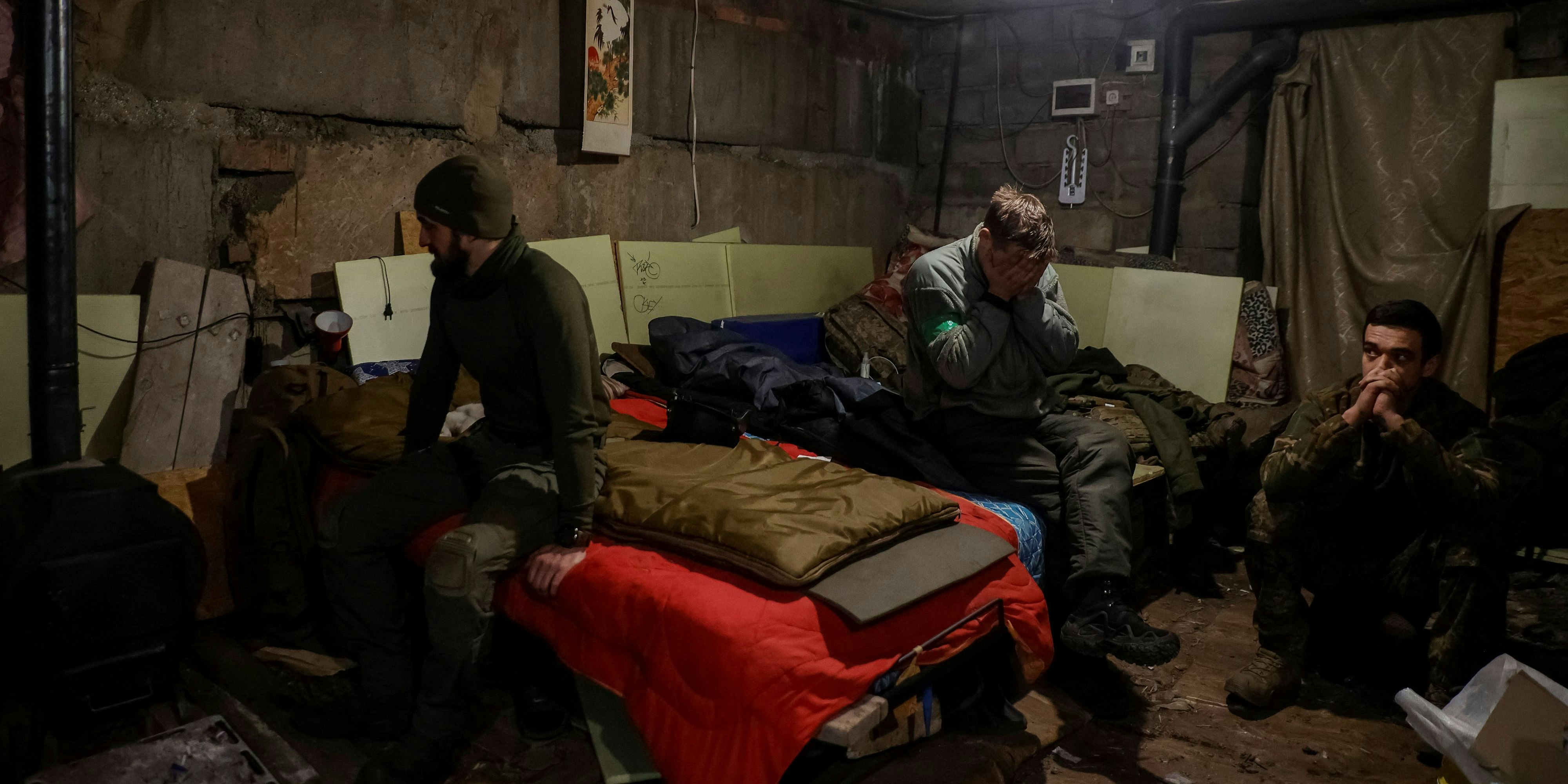 Sichtlich angespannt: Ukrainische Soldaten an der Front in Bachmut in einem Unterschlupf.