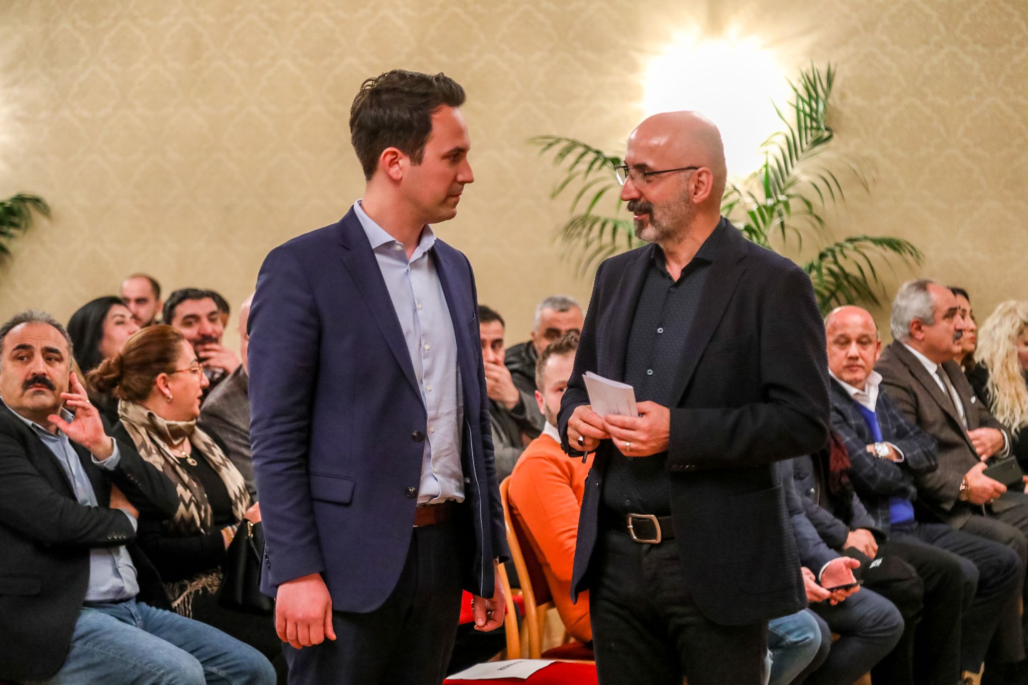 Vizebürgermeister Christoph Wiederkehr (NEOS) und Kenan Güngör, Geschäftsführer von 'think difference'