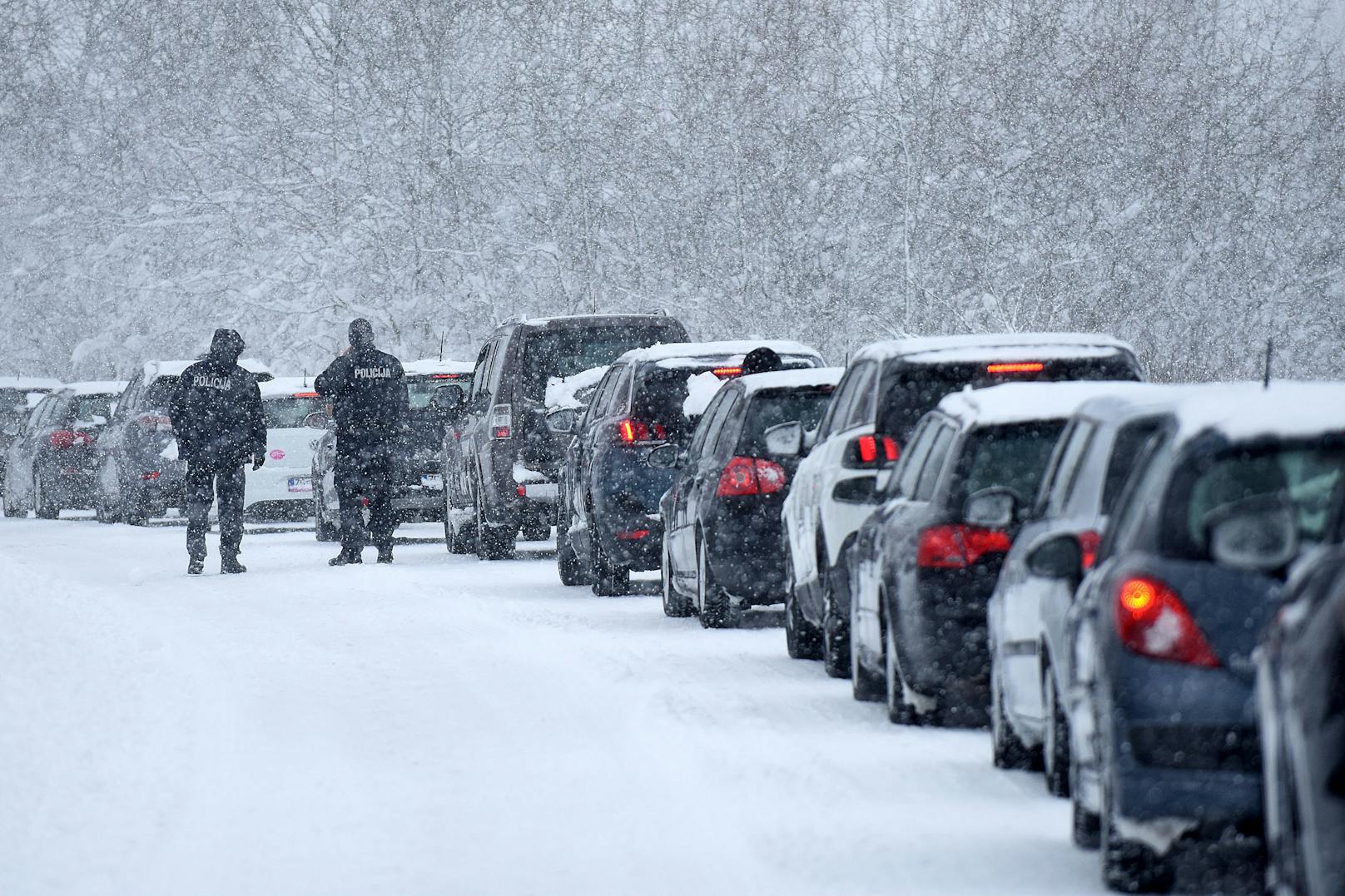 Hunderte Menschen haben in Kroatien die Nacht in ihren Autos oder in Cafés und Aufnahmezentren verbracht, nachdem orkanartige Bora-Winde gepaart mit heftigen Schneefällen ein Verkehrs-Chaos verursacht und Teile des Landes abgeschnitten haben.