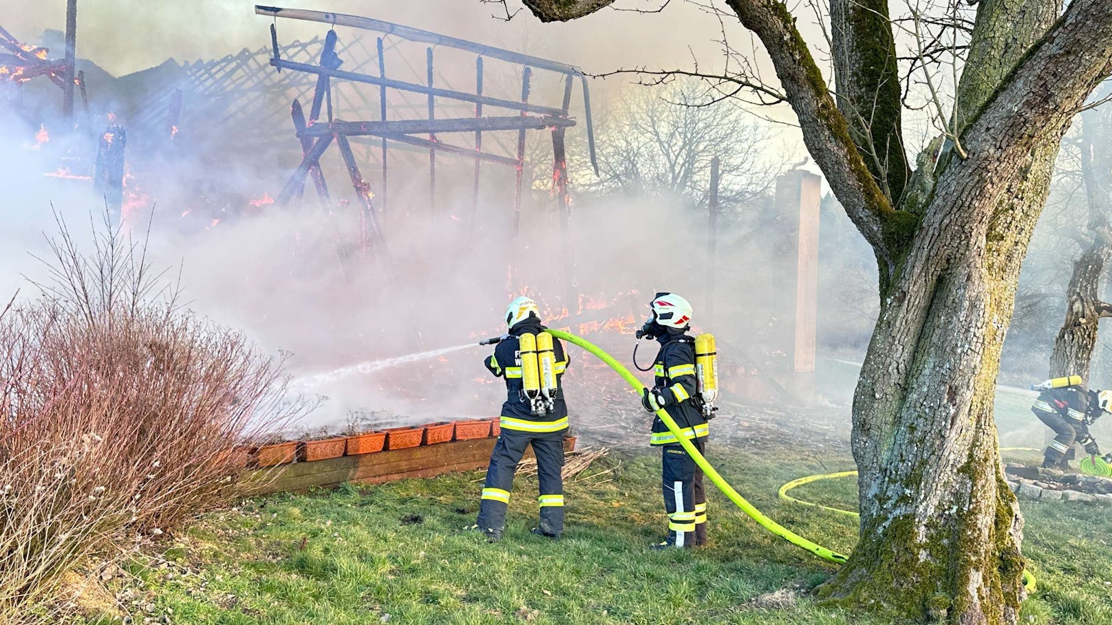 Die Feuerwehr bei den Löscharbeiten.