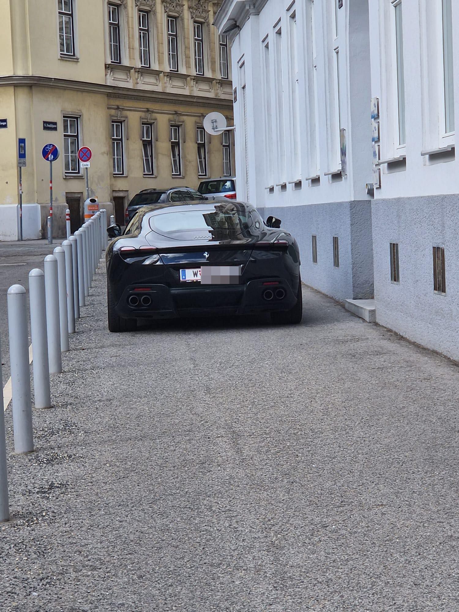 Passanten wunderten sich über dieses Luxus-Auto in Rudolfsheim-Fünfhaus.