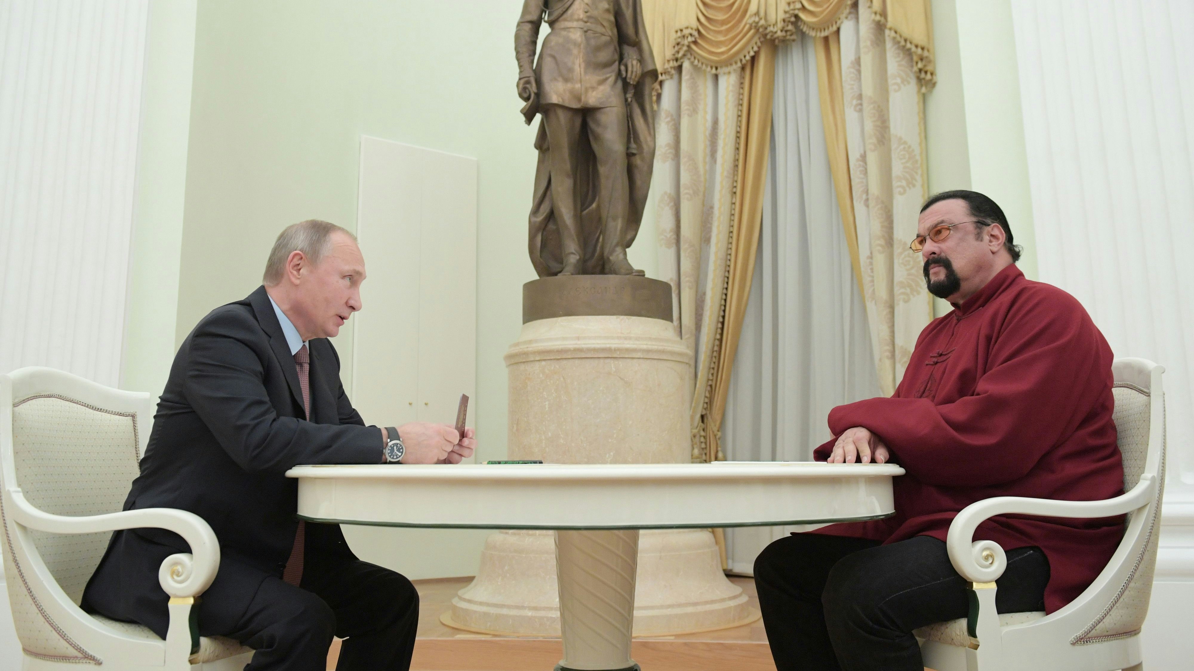 Download von www.picturedesk.com am 28.02.2023 (08:36).  MOSCOW, RUSSIA - NOVEMBER 25, 2016: Russia's President Vladimir Putin (L) presents Hollywood actor Steven Seagal with a Russian passport, at the Moscow Kremlin. Alexei Druzhinin/Russian Presidential Press and Information Office/TASS - 20161125_PD5138 - Rechteinfo: Rights Managed (RM)
