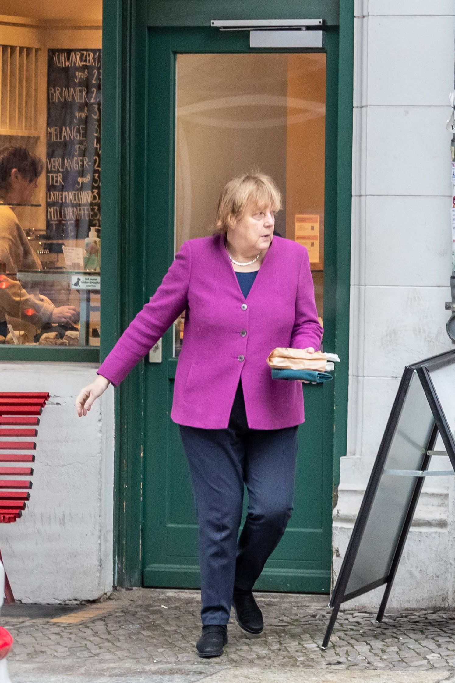Angela Merkel holt sich auf dem Weg ins Büro bei Wiener Brot in der Tucholskystraße in Berlin-Mitte ihr Frühstück.