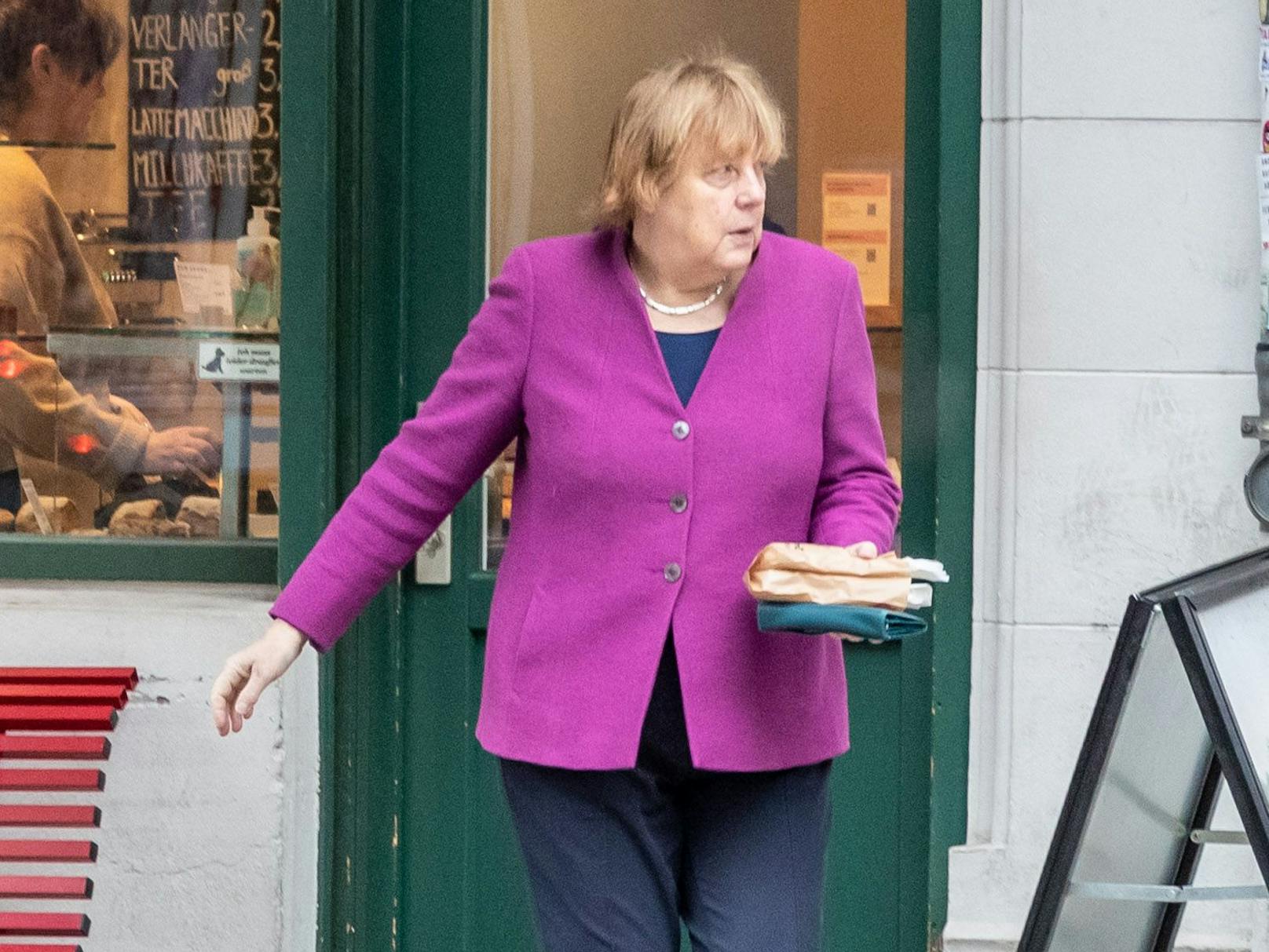 Angela Merkel holt sich auf dem Weg ins Büro bei Wiener Brot in der Tucholskystraße in Berlin-Mitte ihr Frühstück.
