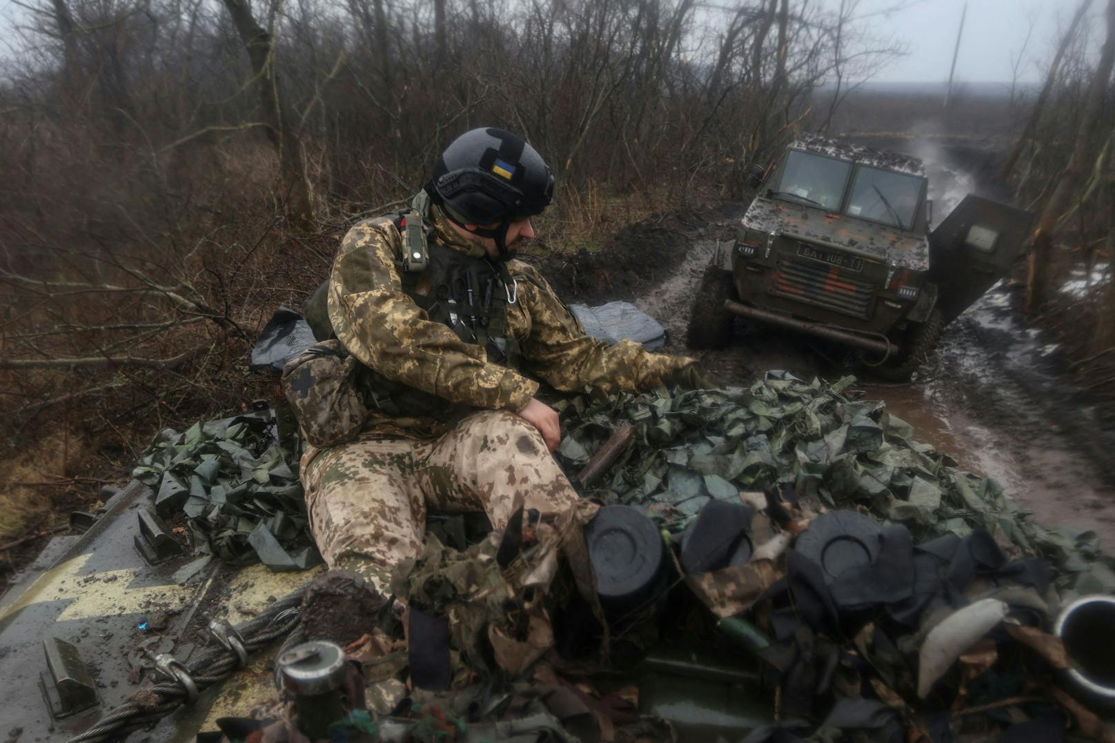 Nun hat Russland eine Groß-Offensive in der Region gestartet. Mit tatkräftiger Unterstützung der Wagner-Söldner greifen sie in Bachmut nun auch aus dem Süden und Norden an. Das schränkt die Fluchtmöglichkeiten der ukrainischen Truppen deutlich ein.&nbsp;