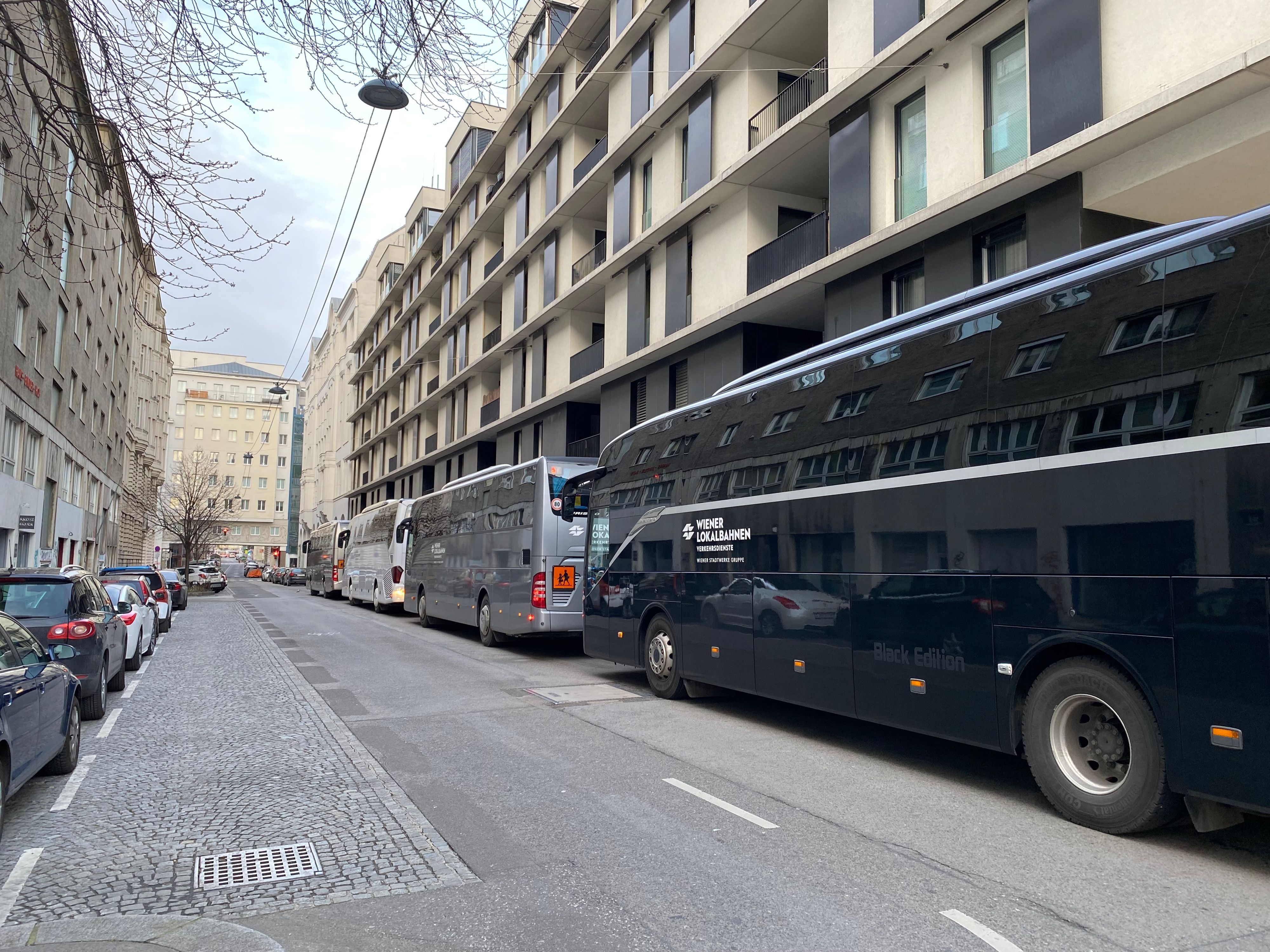 Sechs Reisebusse bringen die Schüler der 