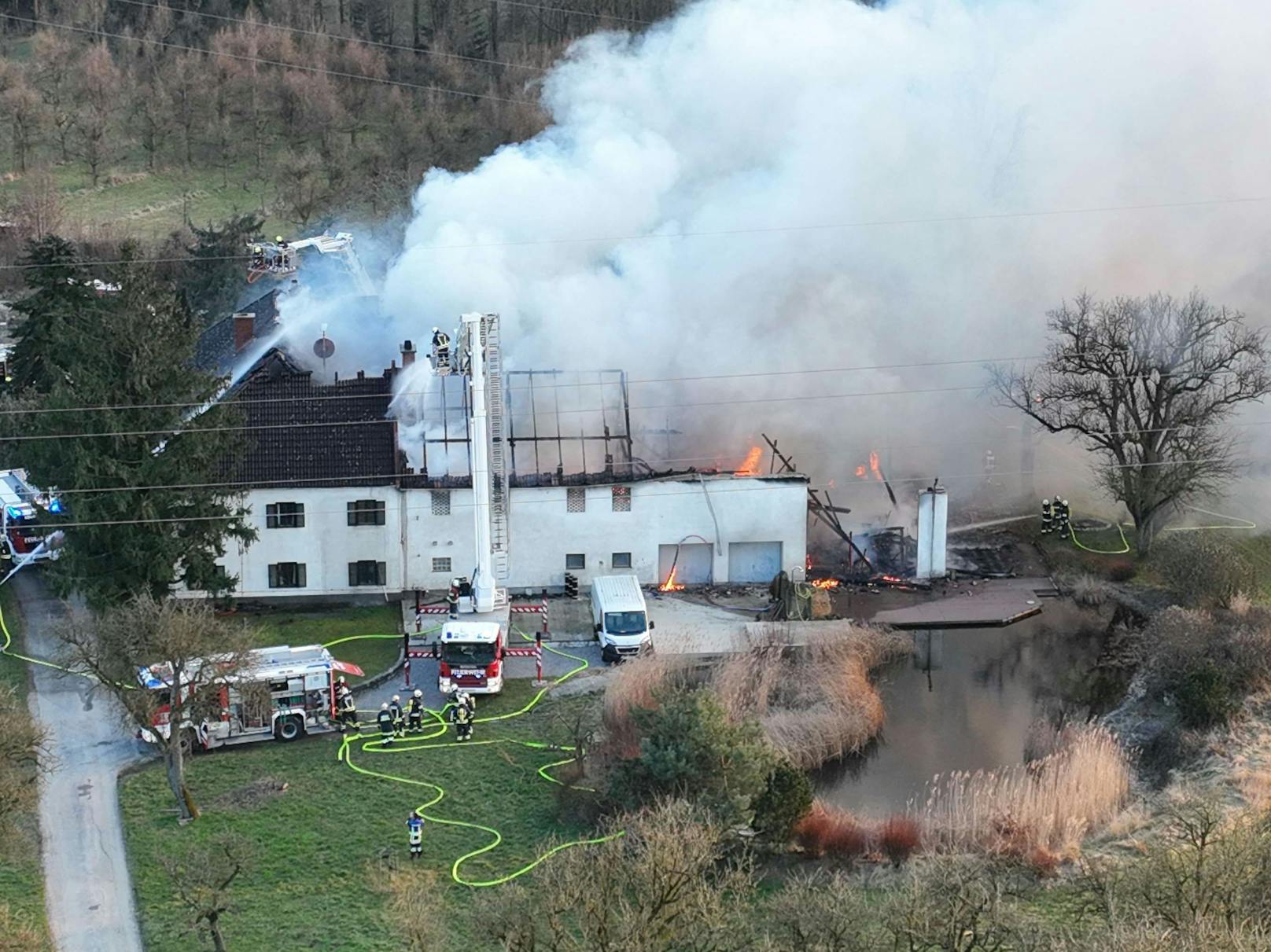 Landwirtschaftliches Objekt steht in Brand.