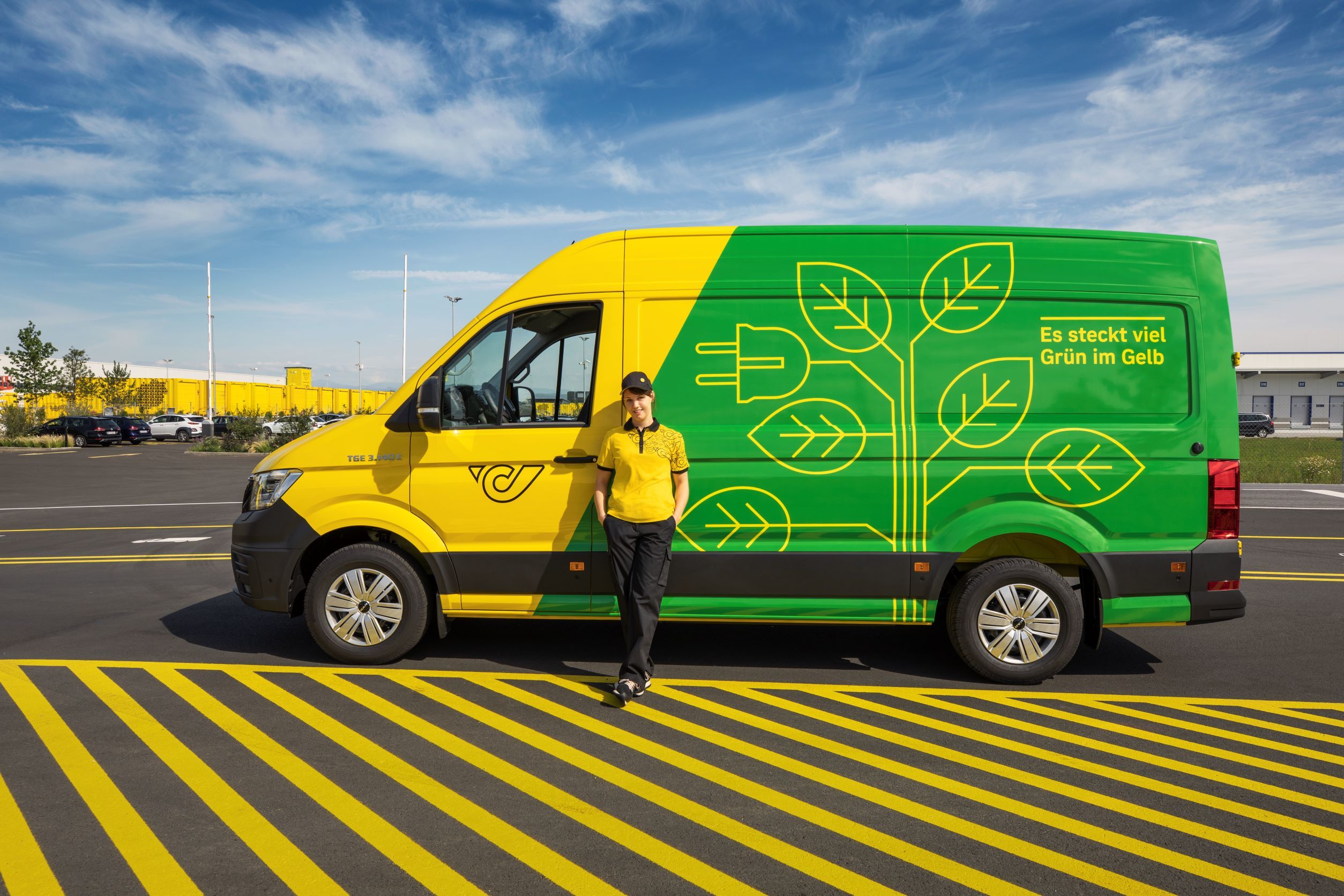 Junge Zustellerin mit E-Fahrzeug (Symbolfoto)