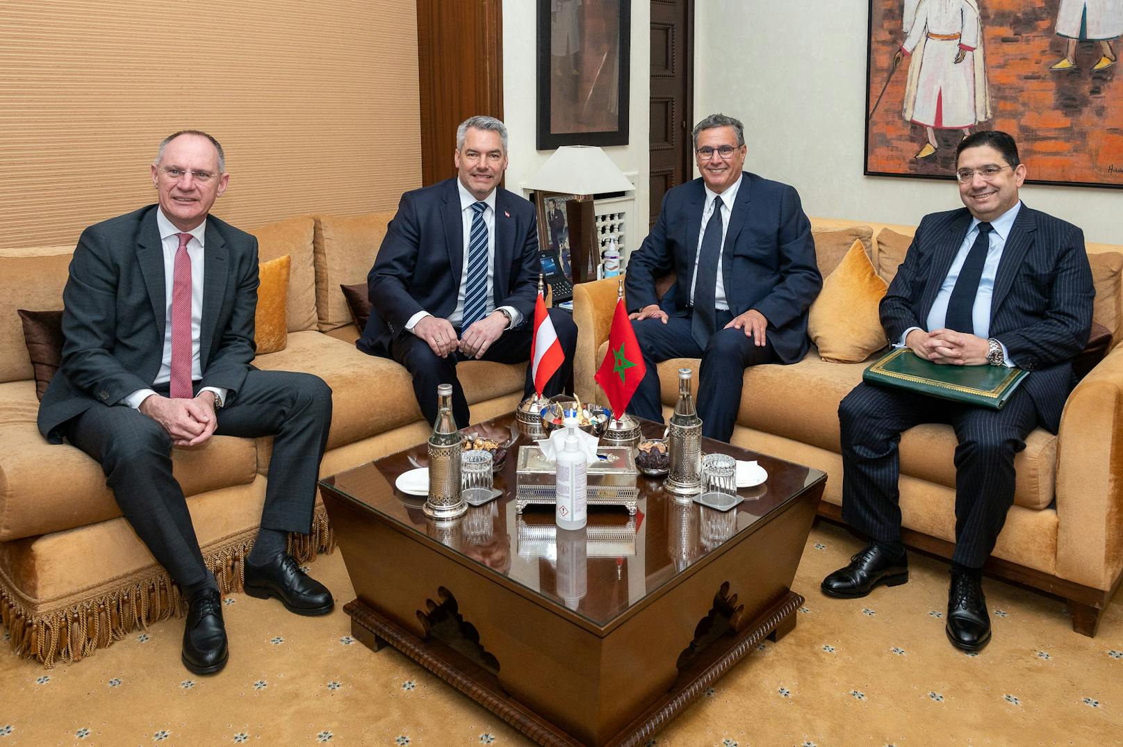 Bundeskanzler Karl Nehammer und Innenminister Gerhard Karner im Gespräch mit Regierungschef Aziz Akhannouch.