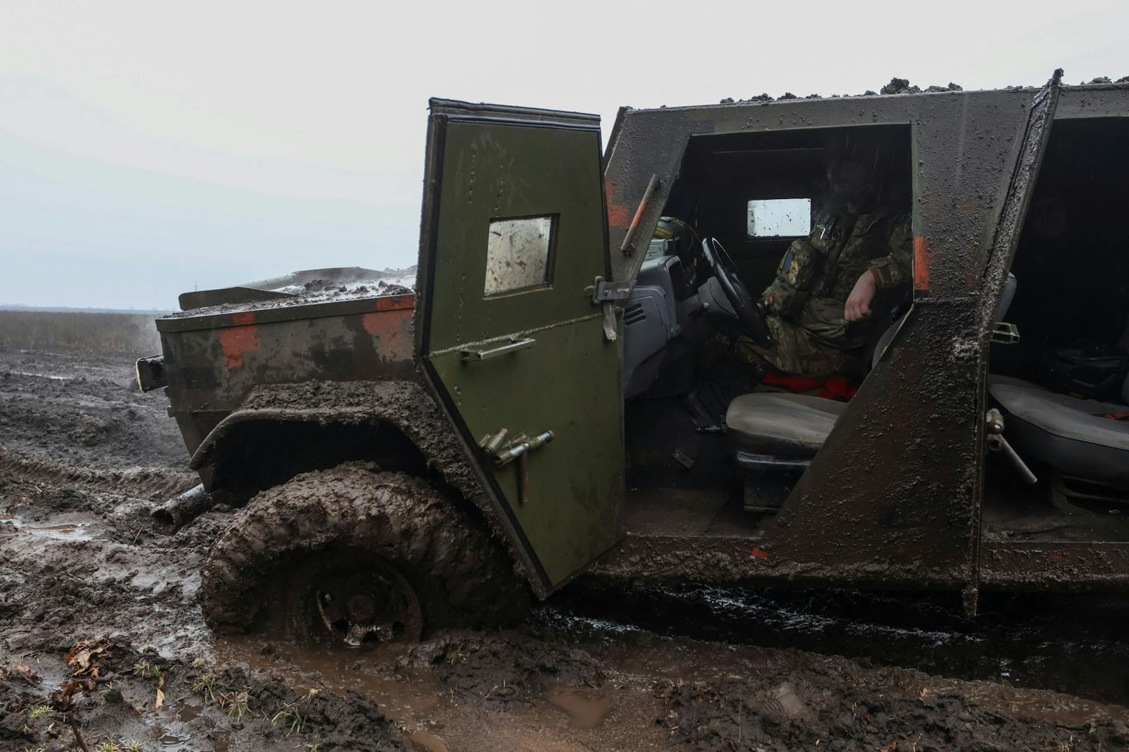 Hier steckt ein bewaffneter Wagen der ukrainischen Streitkräfte nahe der Frontlinie fest. Ähnlich könnte es den dort stationierten Soldaten bald gehen: Aktuell gibt es nur mehr eine einzige Straße, über die ein möglicher Rückzug vonstatten gehen könnte.&nbsp;
