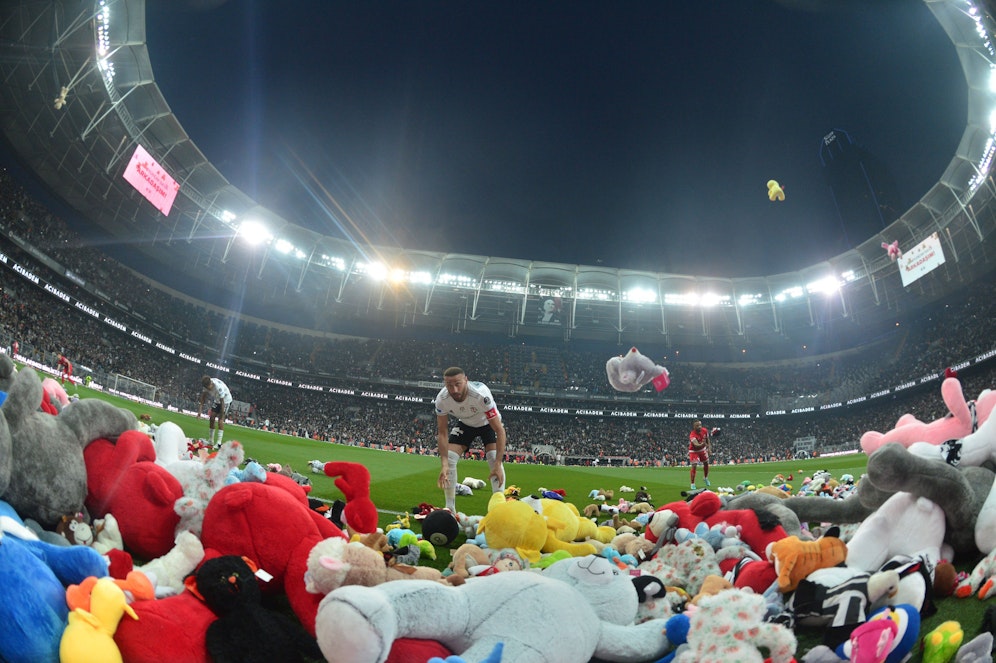 Es regnet Tausende Plüschtiere von den Tribünen.