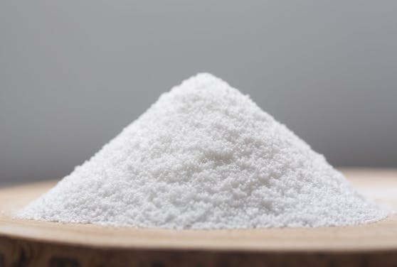 Auf den ersten Blick sieht Erythrit wie Zucker aus, ist aber kalorienfreundlicher.