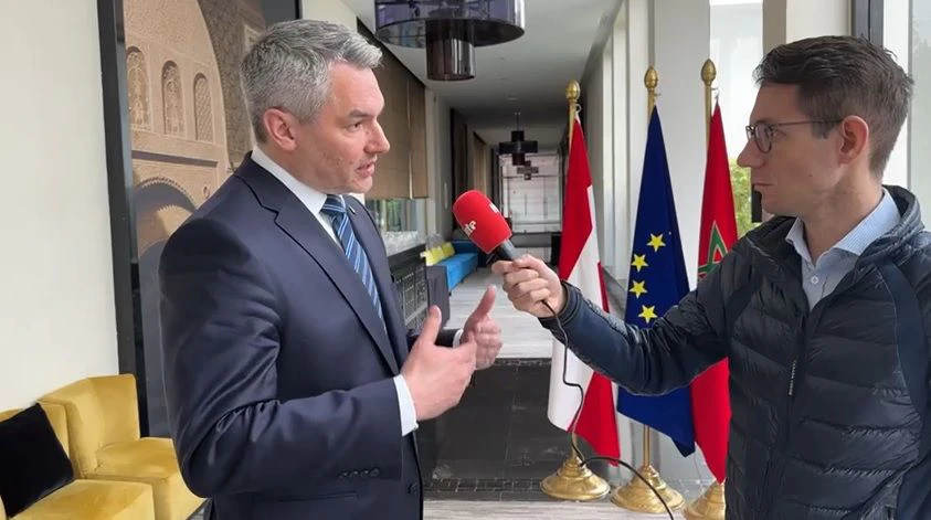 Bundeskanzler Karl Nehammer im Gespräch mit "Heute.at"-Chefredakteur Clemens Oistric. 