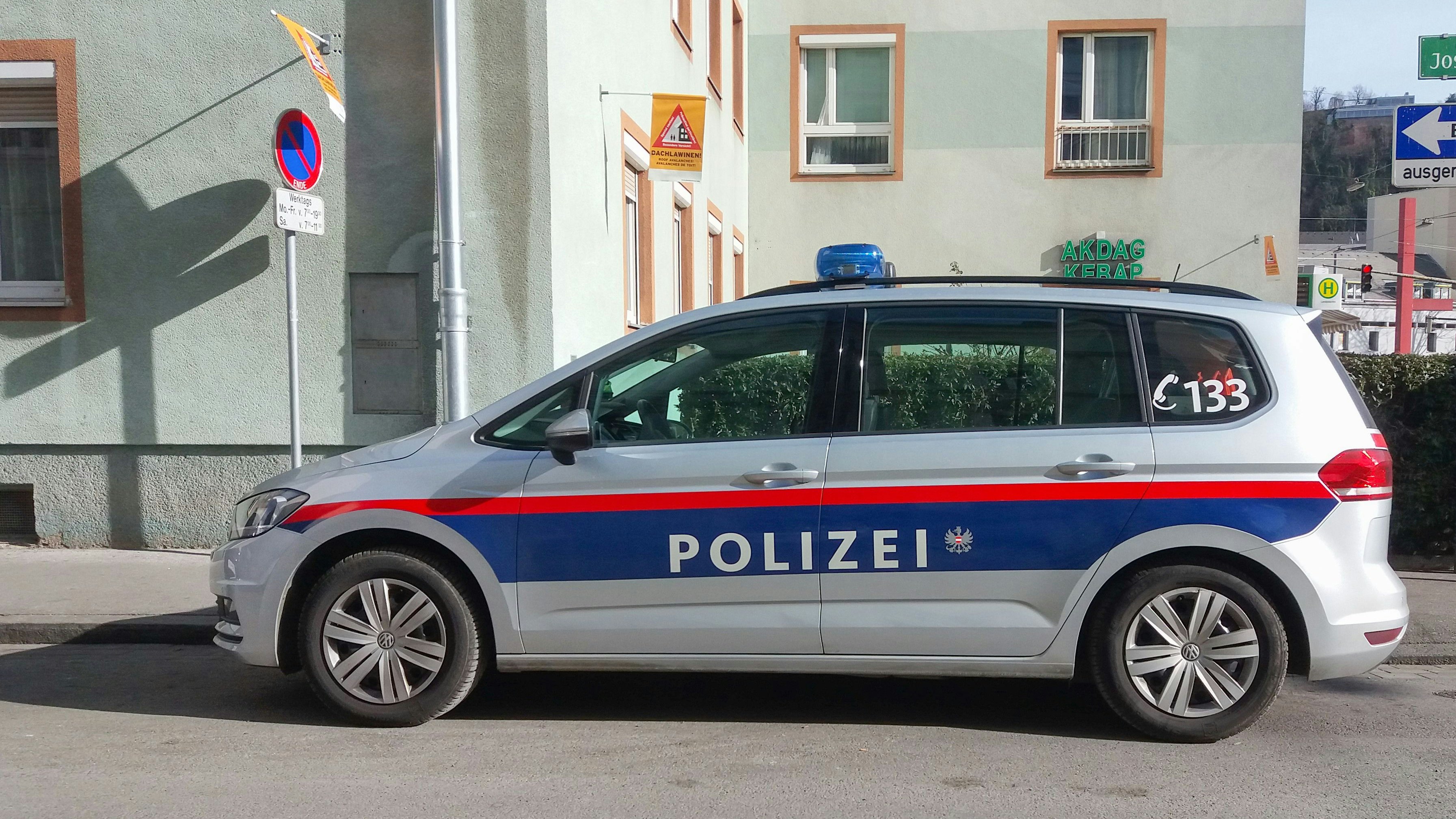 Heute.at - Mann folgt Konkurrent zu Wohnung und tritt Tür ein