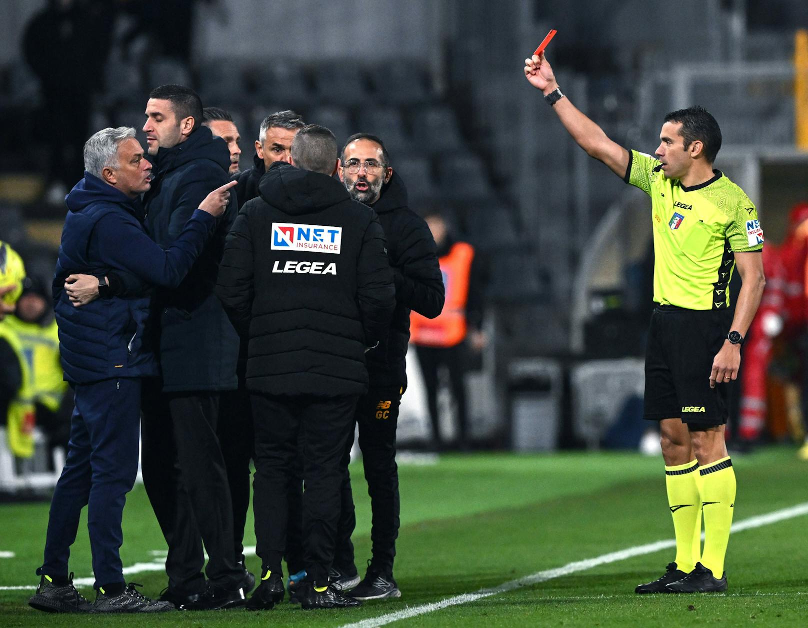Star-Coach Jose Mourinho flog bei der Pleite gegen Schlusslicht Cremonese vom Platz. 