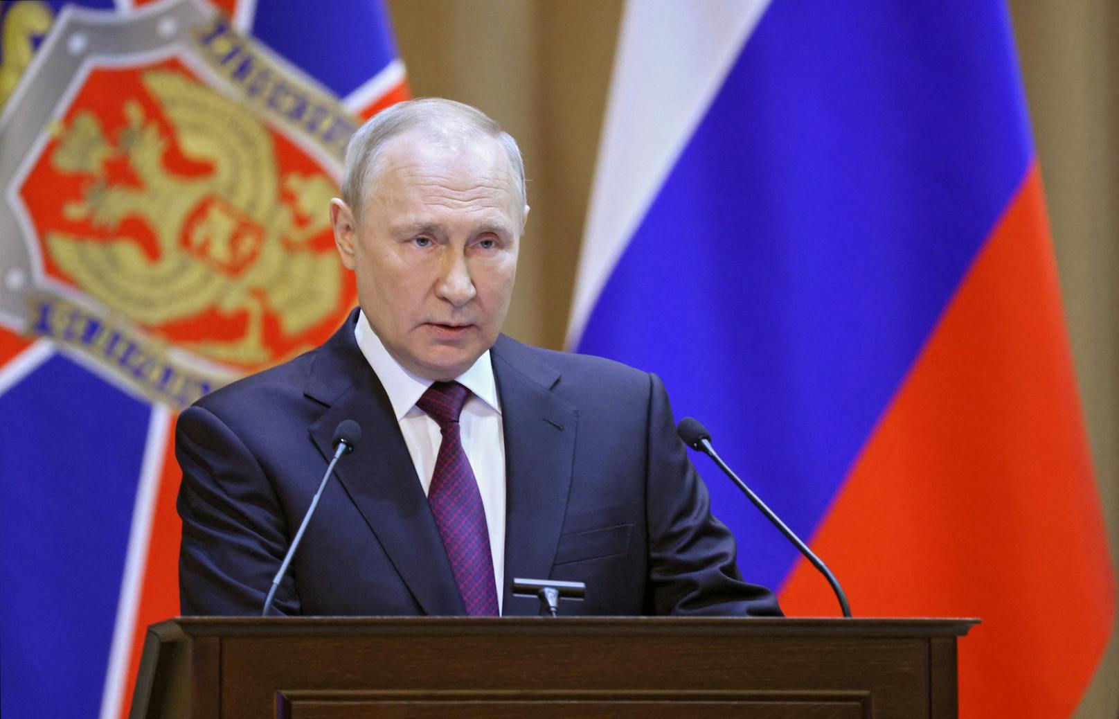 Wladimir Putin lässt sich eine Kandidatur offem, hinter seinem Rücken sollen Verhandlungen mit der Ukraine laufen.