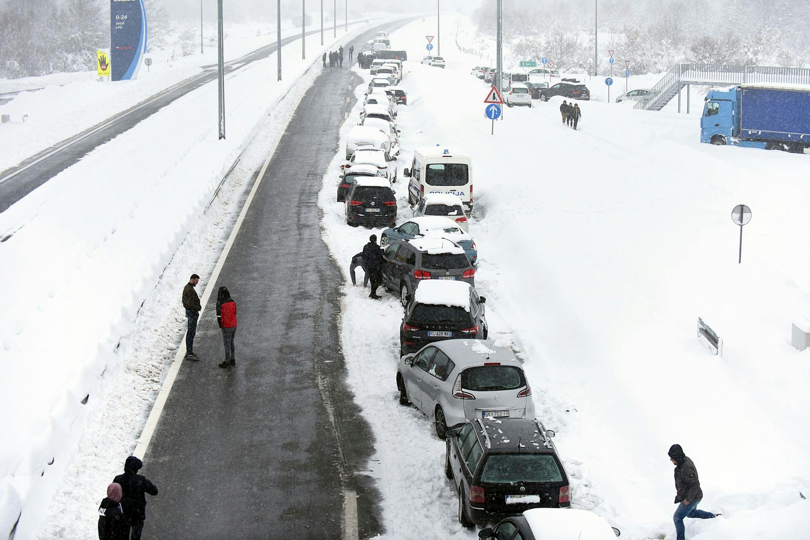 Hunderte Menschen haben in Kroatien die Nacht in ihren Autos oder in Cafés und Aufnahmezentren verbracht, nachdem orkanartige Bora-Winde gepaart mit heftigen Schneefällen ein Verkehrs-Chaos verursacht und Teile des Landes abgeschnitten haben.