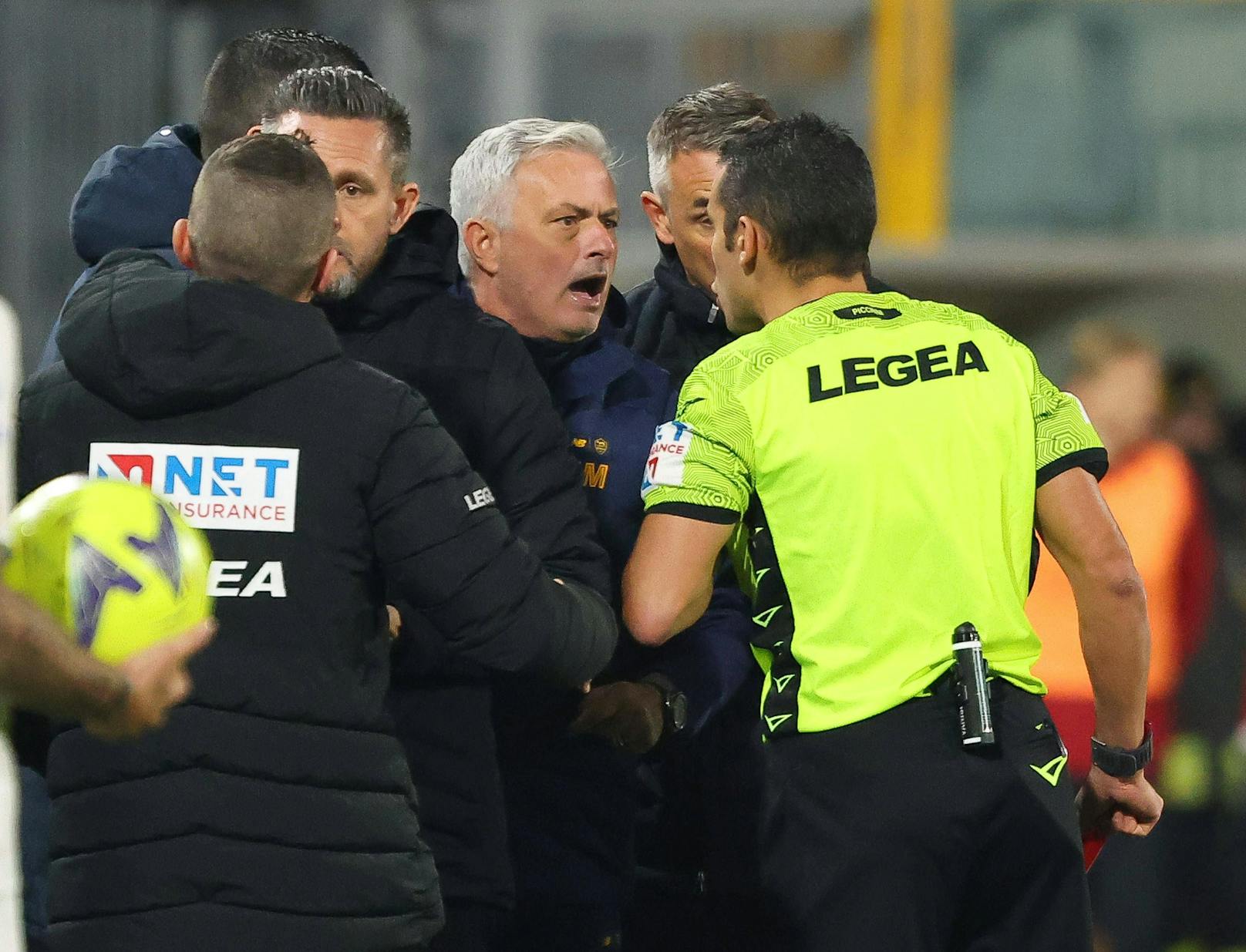 Jose Mourinho legte sich mit dem Schiedsrichter an, sah dafür die rote Karte. 