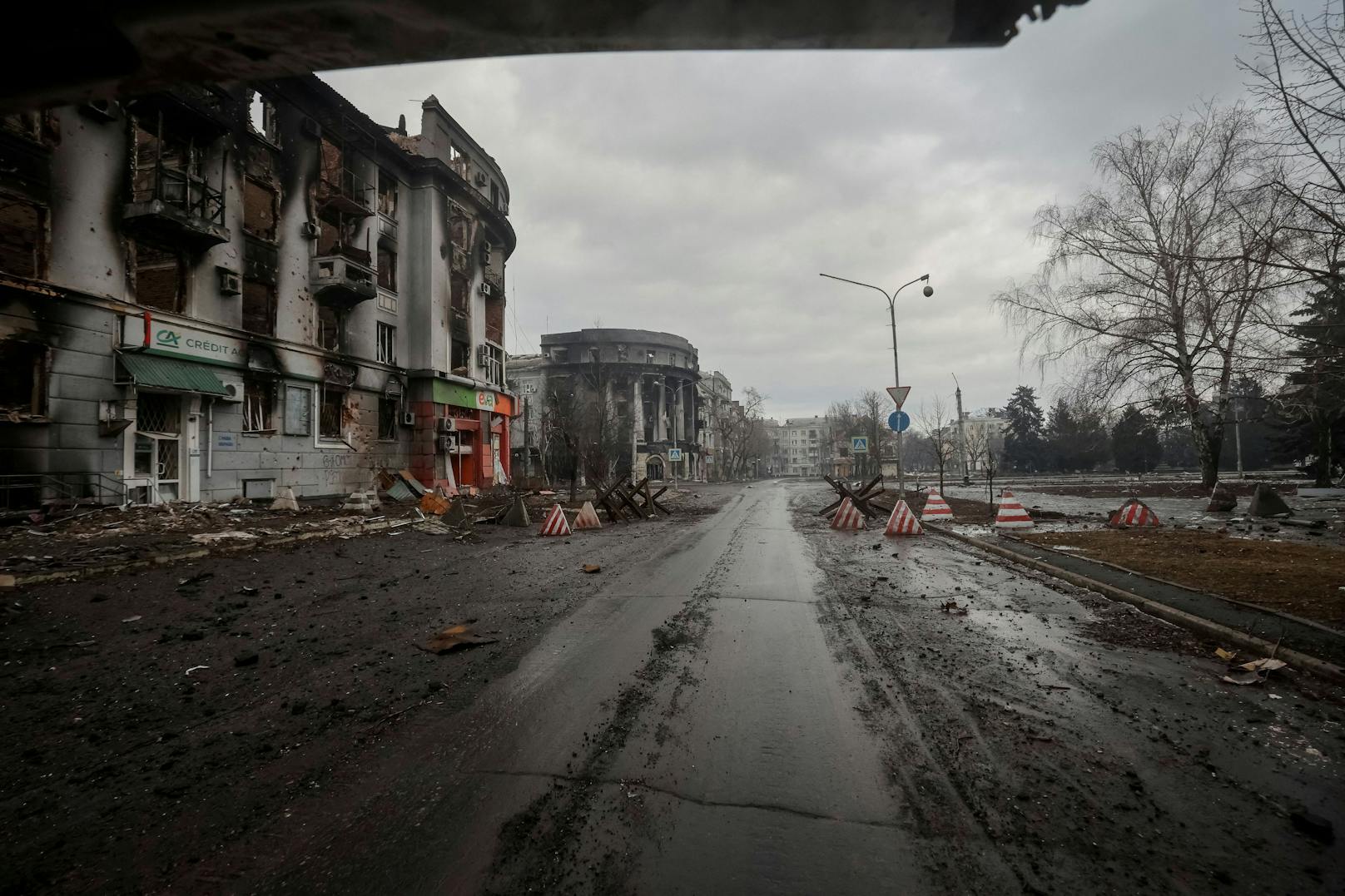 Die Frontlinie in Bachmut – eine beinahe gänzlich zerstörte Stadt, gezeichnet von den monatelangen Abnutzungskämpfen. Vize-Verteidigungsministerin Maljar befürchtet eine "völlige Zerstörung".&nbsp;