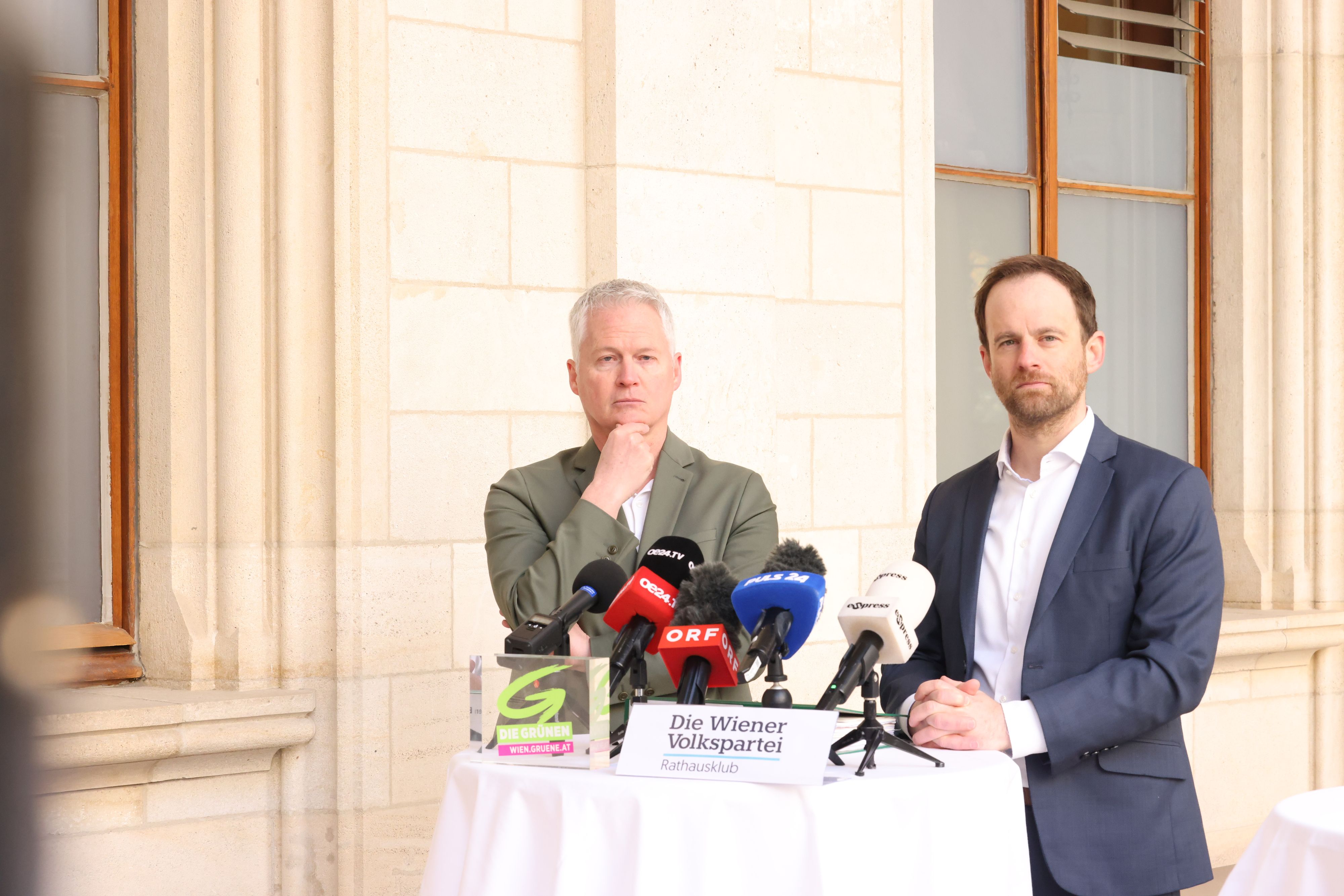 Die Klubobmänner der Wiener Grünen David Ellensohn (li.) und der Wiener ÖVP Markus Wölbitsch-Milan, Mitglieder des U-Ausschuss zur Causa Notkredit für die Wien Energie, beklagen die fehlende Bereitschaft zur Herausgabe von Unterlagen