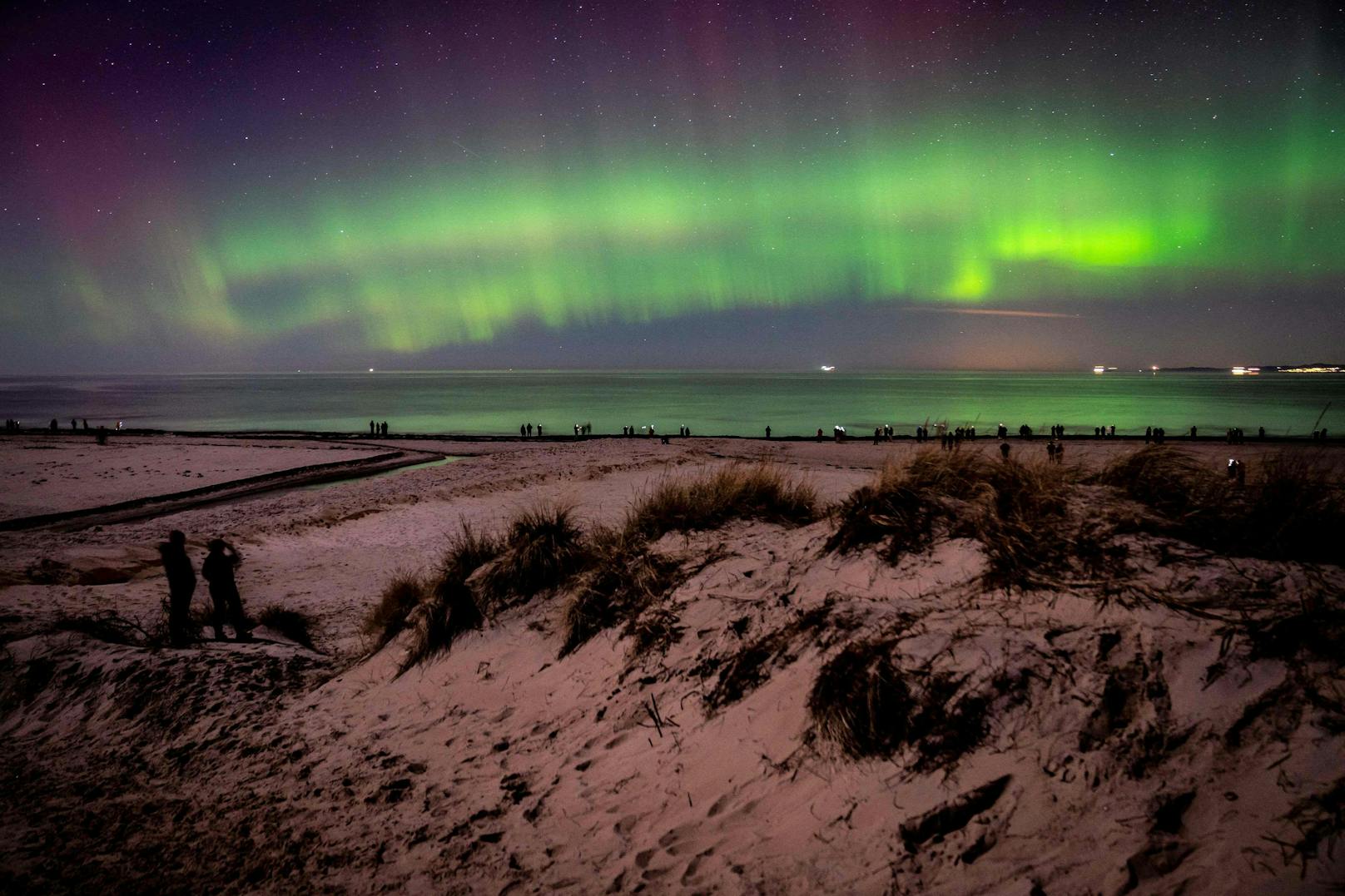 Zahlreiche Schaulustige hatten sich am Strand des dänischen Badeortes Hornbæk versammelt, um das ungewöhnliche Nordlicht-Gewitter zu bestaunen.