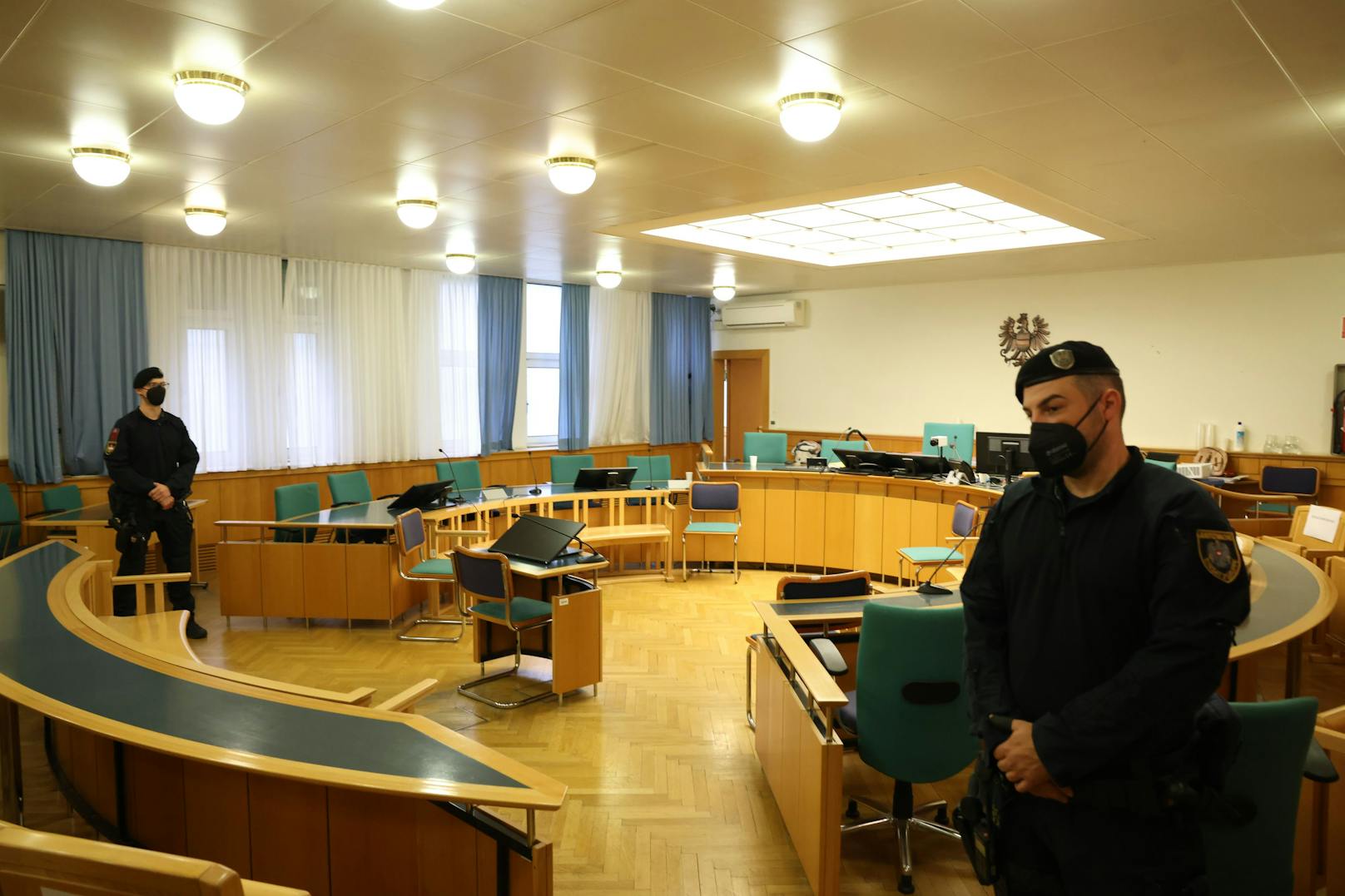 Angeklagte, Personal und Zuschauer mussten nun jahrelang am Wiener Landesgericht Masken tragen – Ab 1.3. nicht mehr.