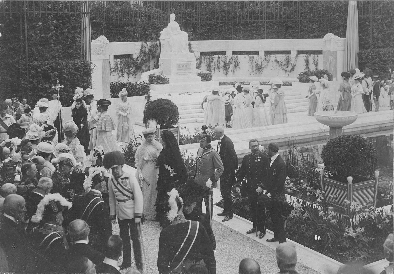 Enthüllung des Kaiserin Elisabeth Denkmales 1907 im Beisein Kaiser Franz Joseph I. 