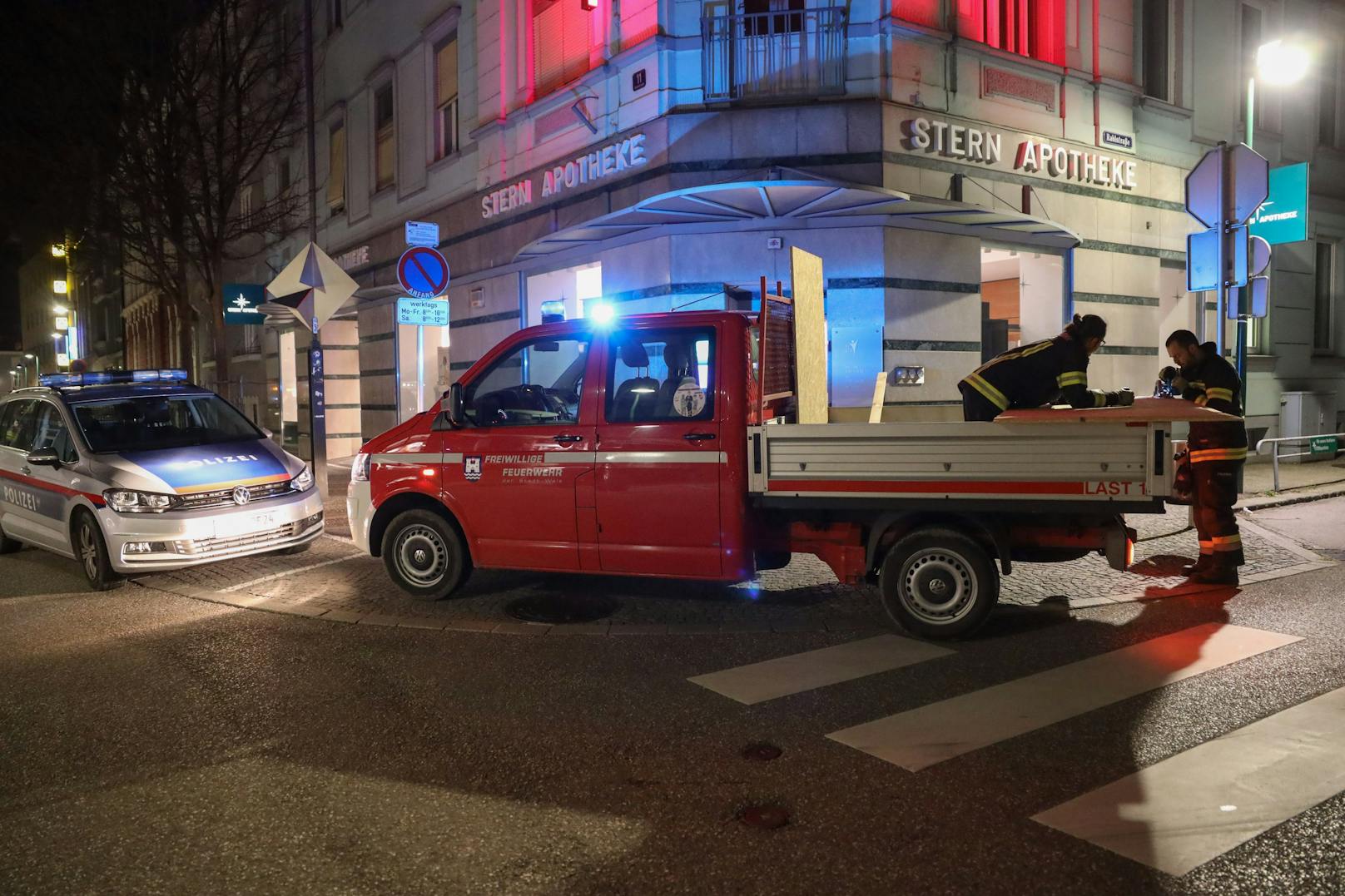 Die Feuerwehr stand am Mittwoch in den frühen Morgenstunden bei einer Apotheke in Wels-Innenstadt im Einsatz, um eine eingeschlagene Türe provisorisch zu verschalen.